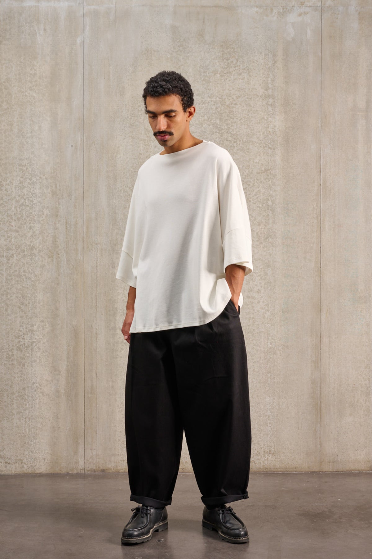 T-shirt oversize à col bateau de la marque Aïdama, modèle Haku en jersey de coton blanc certifié GOTS. Porté par un mannequin homme et vu de face.