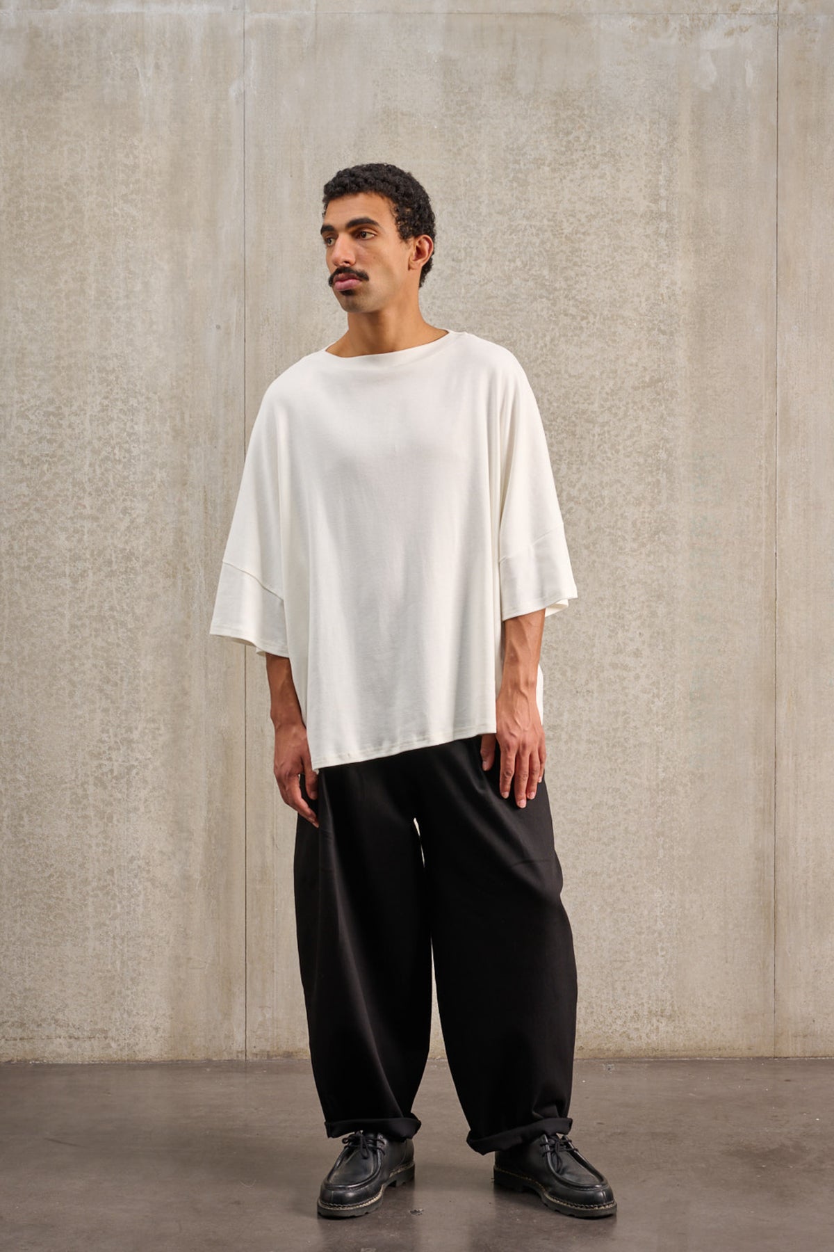 T-shirt oversize à col bateau de la marque Aïdama, modèle Haku en jersey de coton blanc certifié GOTS. Porté par un mannequin homme et vu de face.
