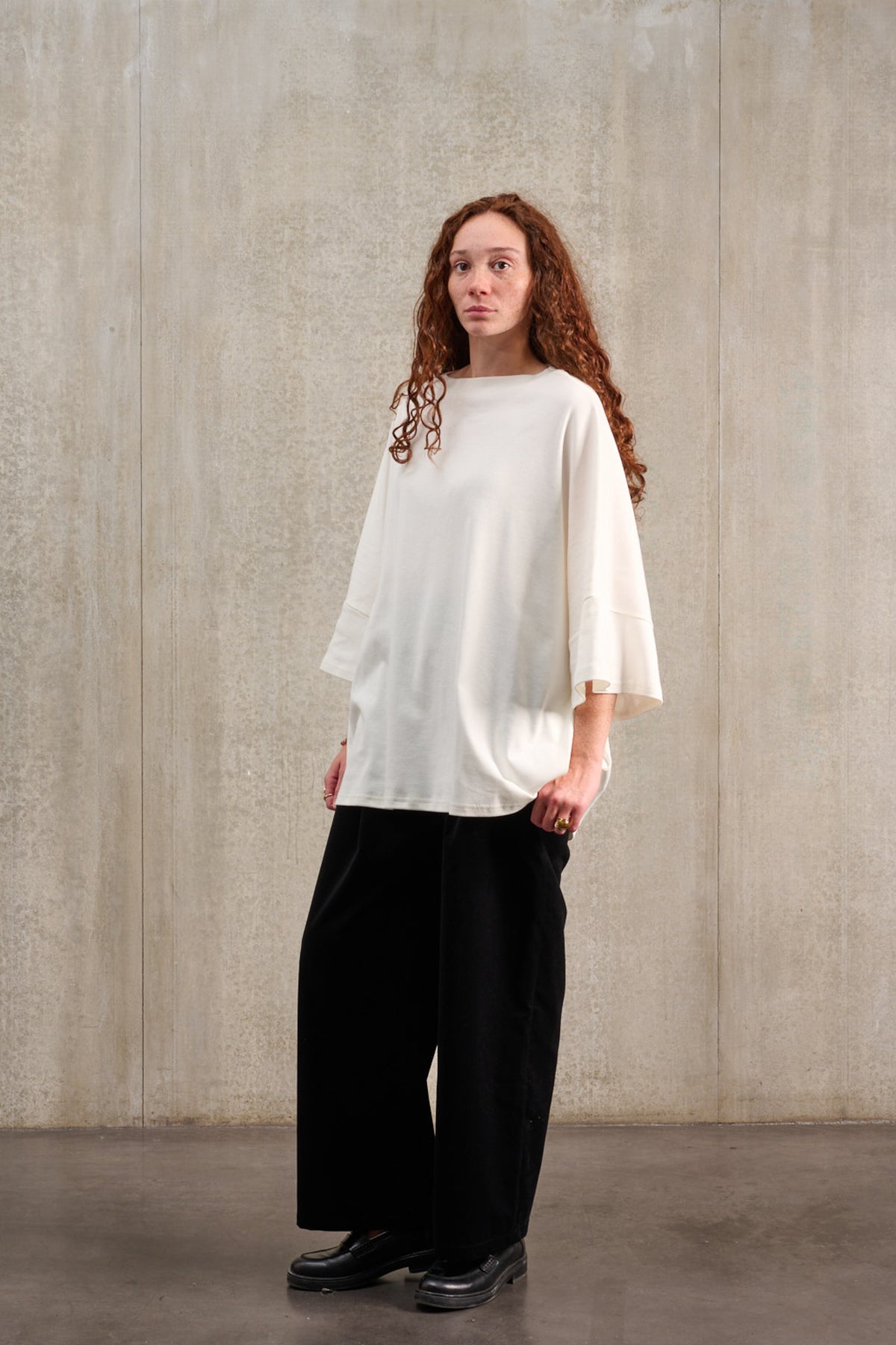 T-shirt oversize à col bateau de la marque Aïdama, modèle Haku en jersey de coton blanc certifié GOTS. Porté par une mannequin femme et vu de face.