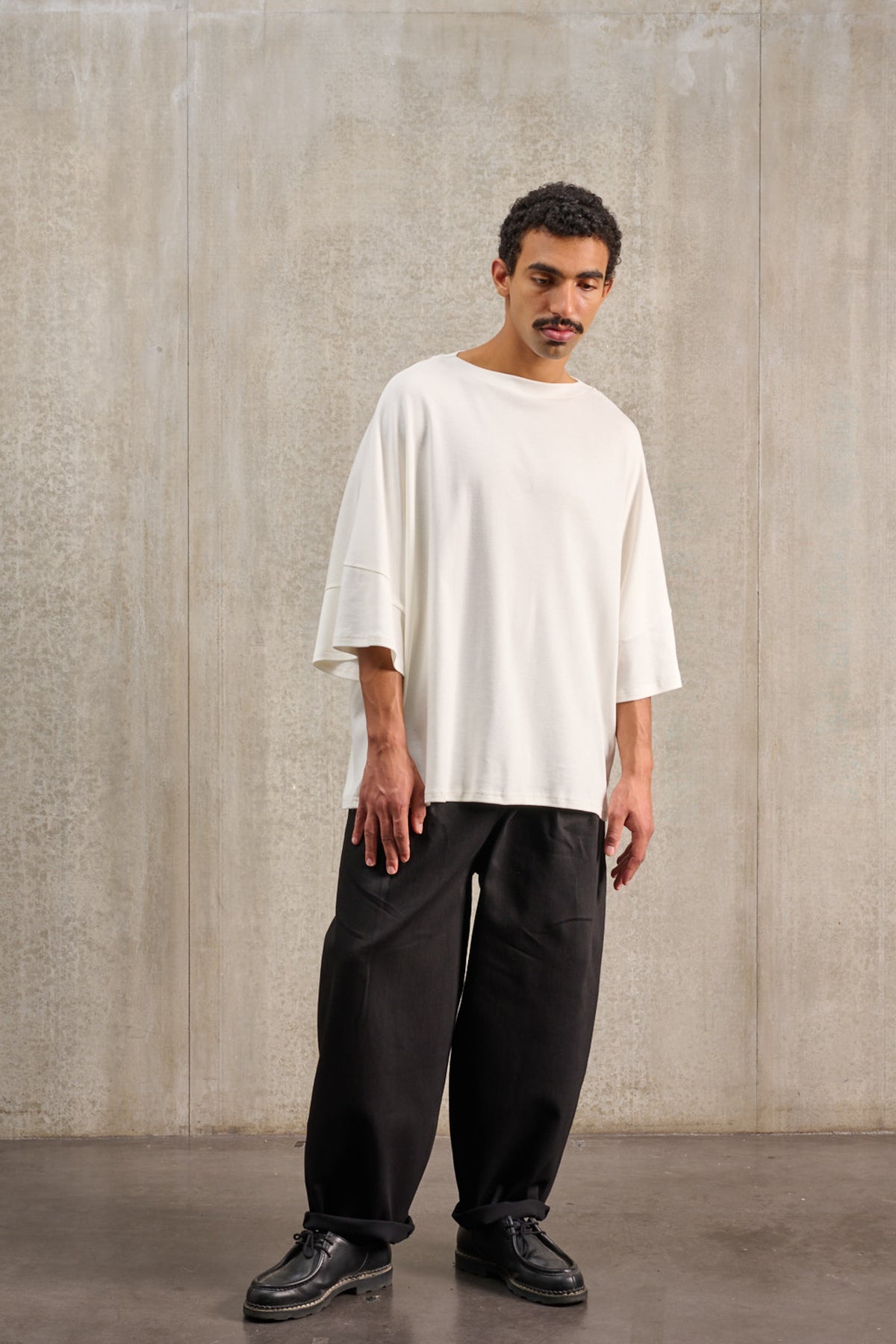T-shirt oversize à col bateau de la marque Aïdama, modèle Haku en jersey de coton blanc certifié GOTS. Porté par un mannequin homme et vu de face.