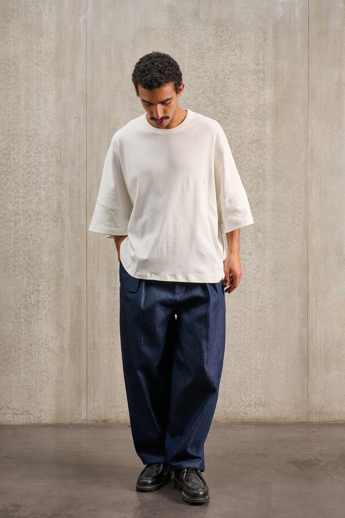 T-shirt oversize à col rond de la marque Aïdama, modèle Haku en jersey de coton blanc GOTS. Porté par un mannequin homme et vu de face.