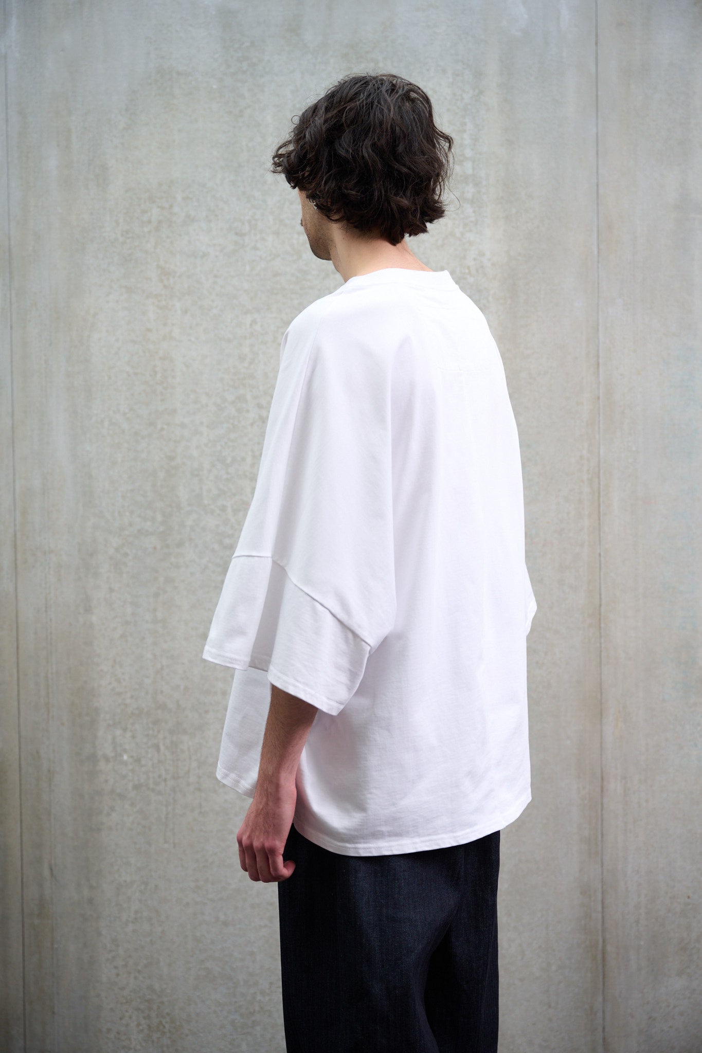T-shirt oversize à col bateau Haku en coton épais blanc de la marque Aïdama. Porté par un mannequin homme et vu de dos.