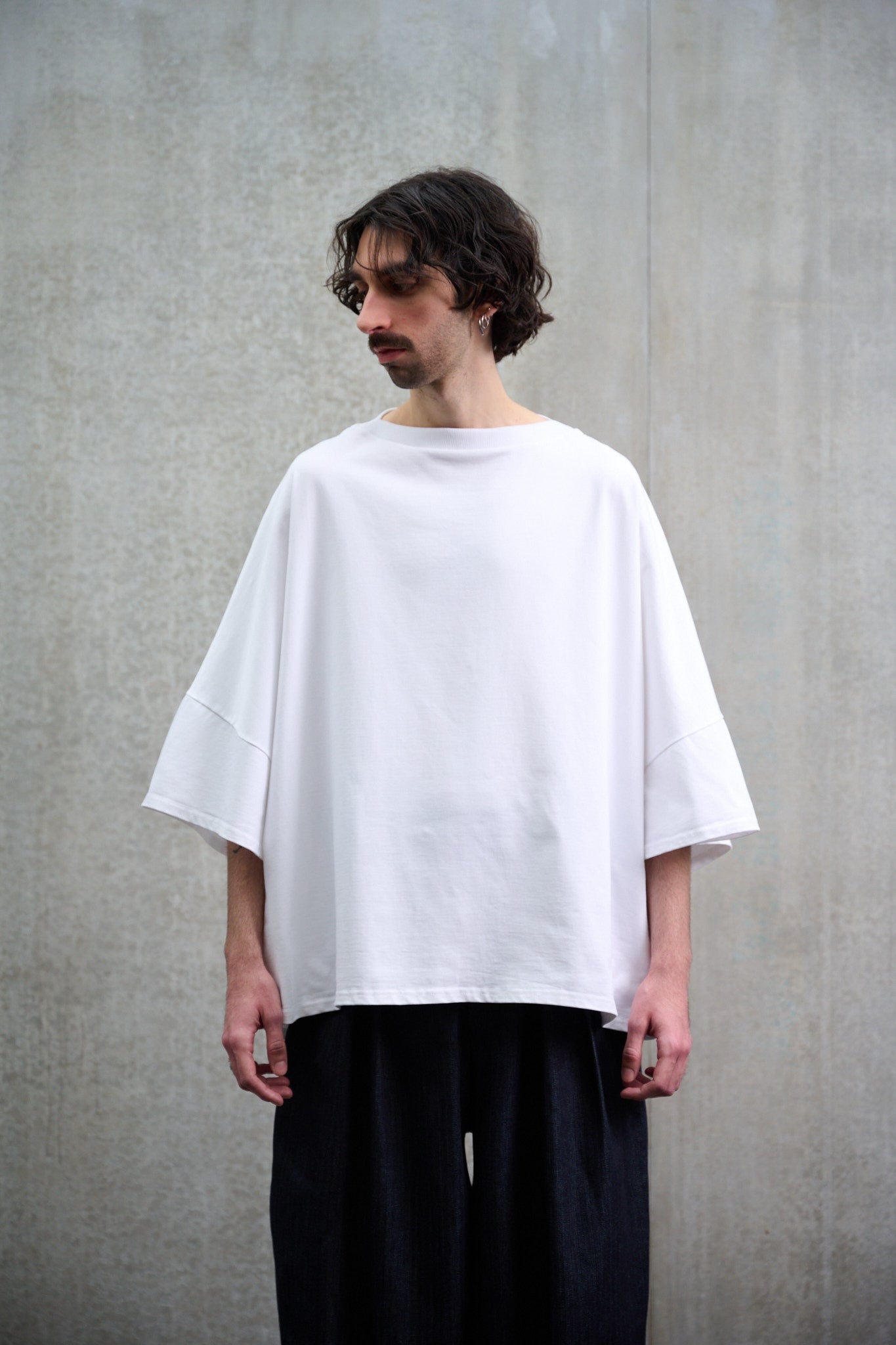 T-shirt oversize à col bateau Haku en coton épais blanc de la marque Aïdama. Porté par un mannequin homme et vu de face.