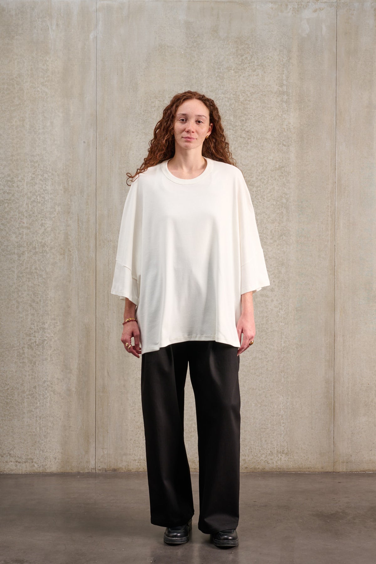 T-shirt oversize à col rond de la marque Aïdama, modèle Haku en jersey de coton blanc GOTS. Porté par une mannequin femme et vu de face.