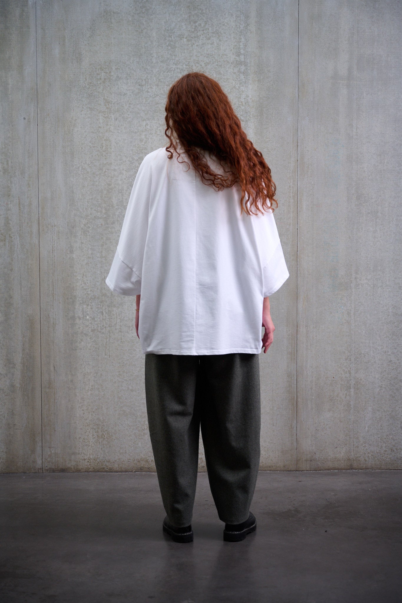 T-shirt oversize à col bateau Haku en coton épais blanc de la marque Aïdama. Porté par une mannequin femme et vu de dos.