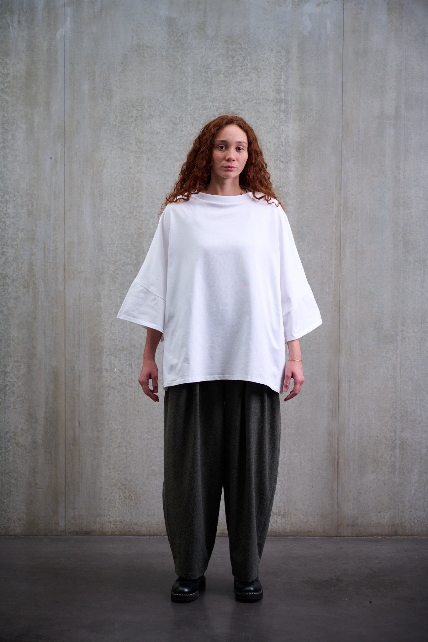 T-shirt oversize à col bateau Haku en coton épais blanc de la marque Aïdama. Porté par une mannequin femme et vu de face. 