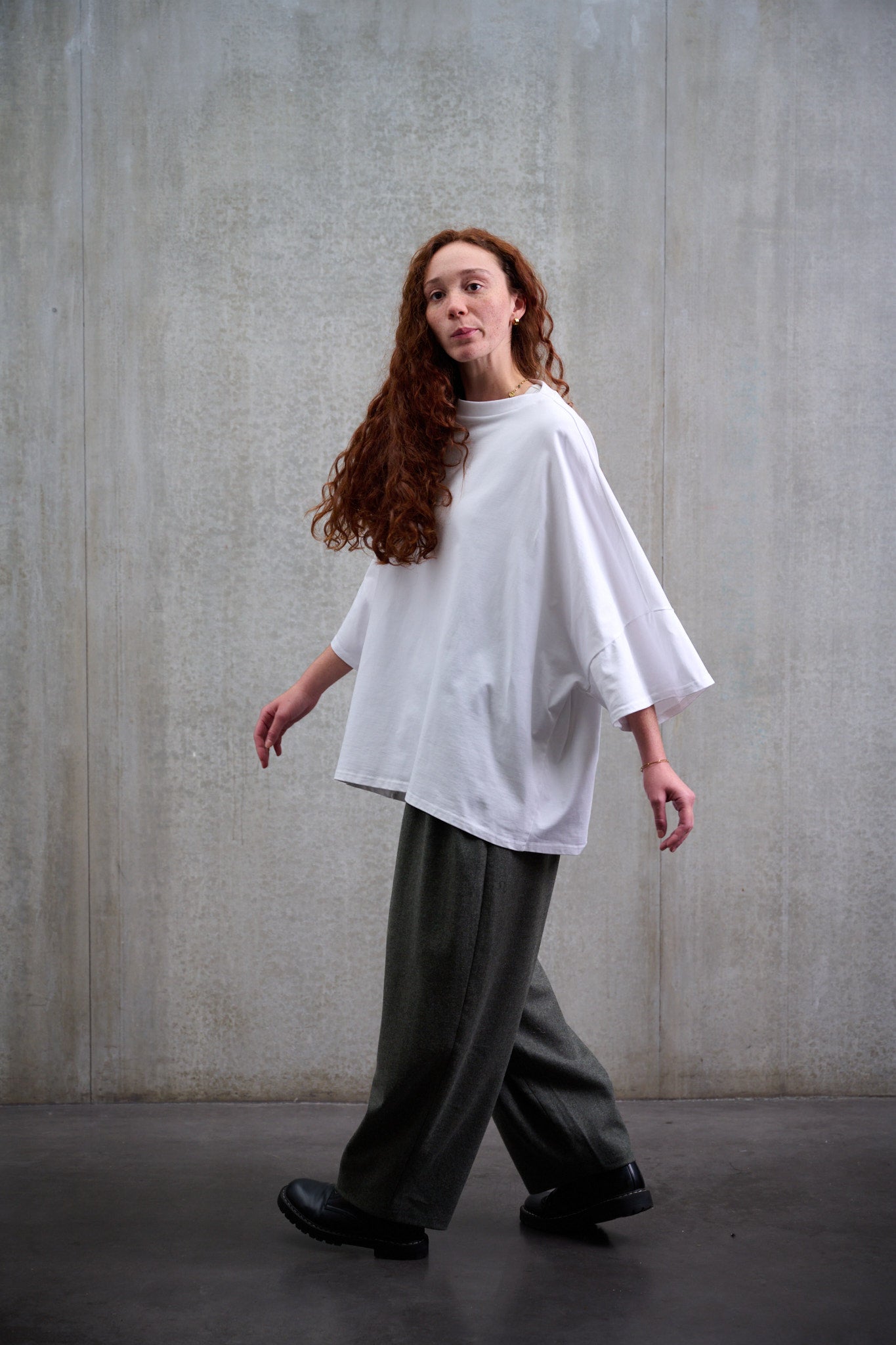 T-shirt oversize à col bateau Haku en coton épais blanc de la marque Aïdama. Porté par une mannequin femme et vu de profil.