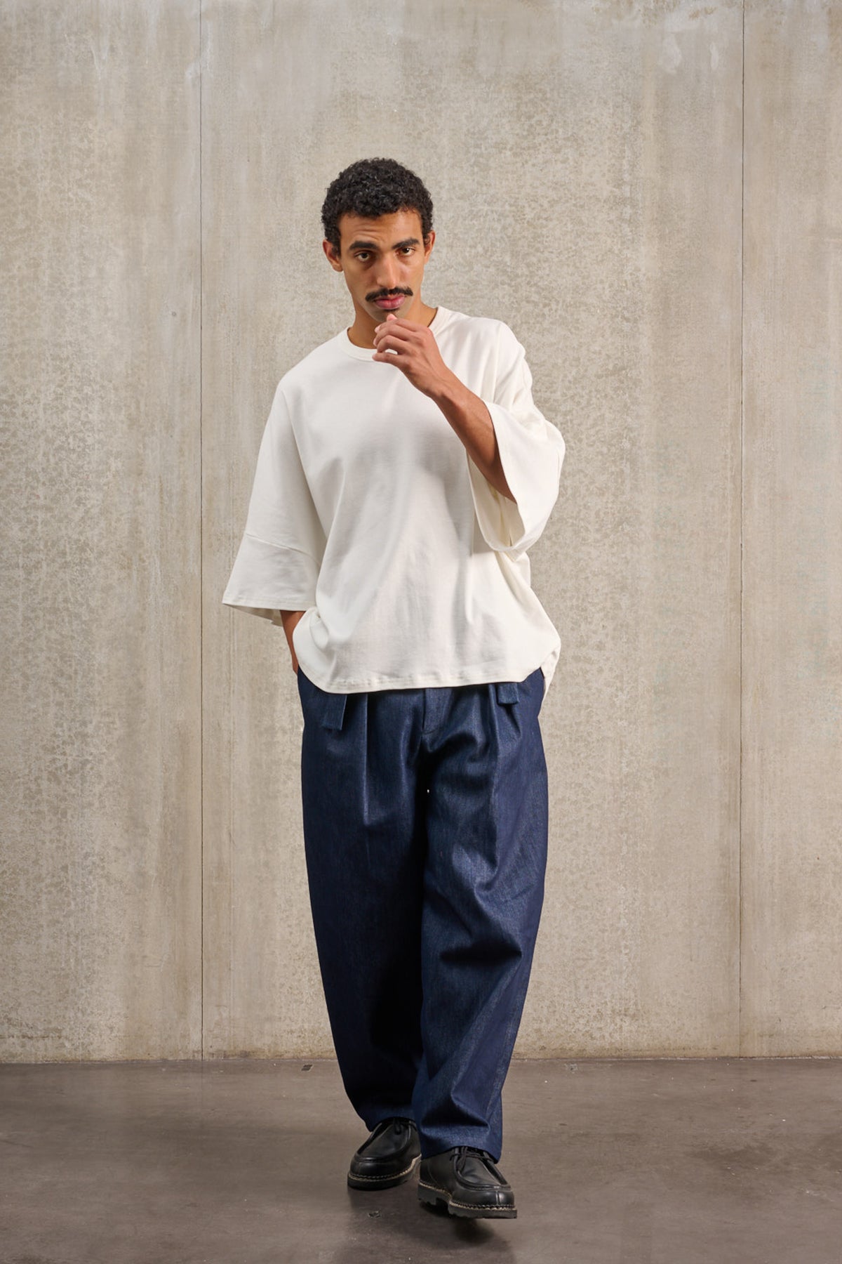 T-shirt oversize à col rond de la marque Aïdama, modèle Haku en jersey de coton blanc GOTS. Porté par un mannequin homme et vu de face.