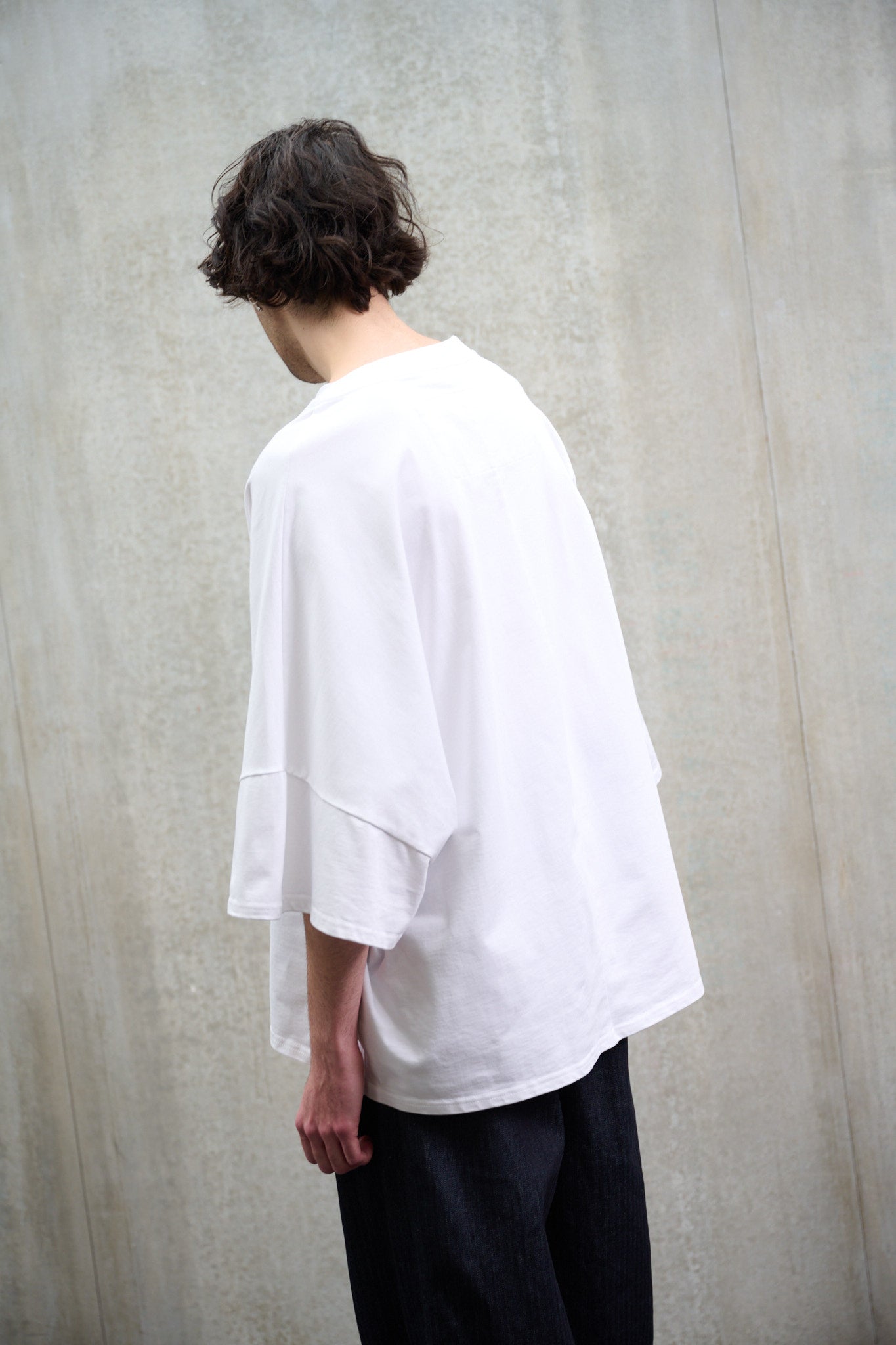 T-shirt oversize à col bateau Haku en coton épais blanc de la marque Aïdama. Porté par un mannequin homme et vu de dos.