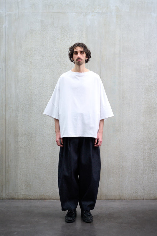 T-shirt oversize à col bateau Haku en coton épais blanc de la marque Aïdama. Porté par un mannequin homme et vu de face. 