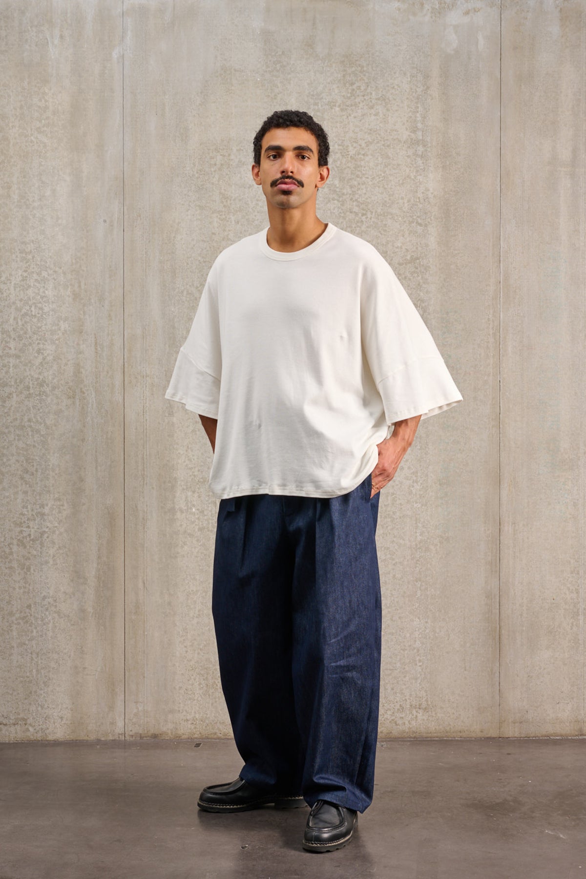 T-shirt oversize à col rond de la marque Aïdama, modèle Haku en jersey de coton blanc GOTS. Porté par un mannequin homme et vu de face.
