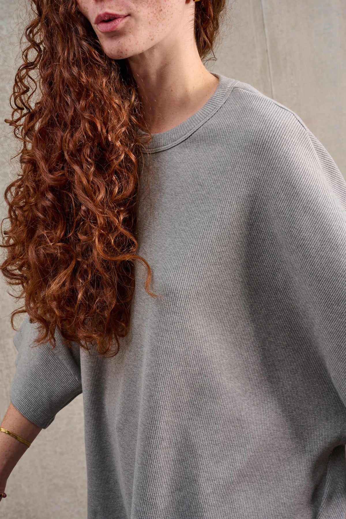 T-shirt oversize à col rond de la marque Aïdama, modèle Haku en jersey côtelé de coton gris chiné. Porté par un mannequin femme et vu de face zoomé sur le buste.