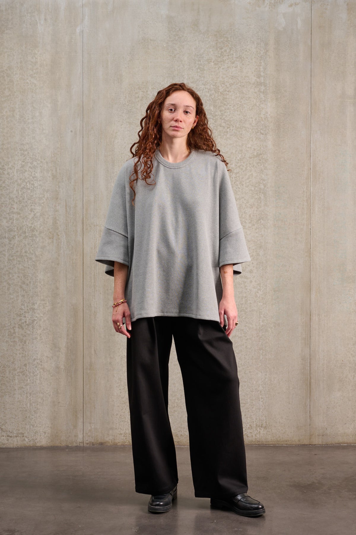 T-shirt oversize à col rond de la marque Aïdama, modèle Haku en jersey côtelé de coton gris chiné. Porté par une mannequin femme et vu de face.