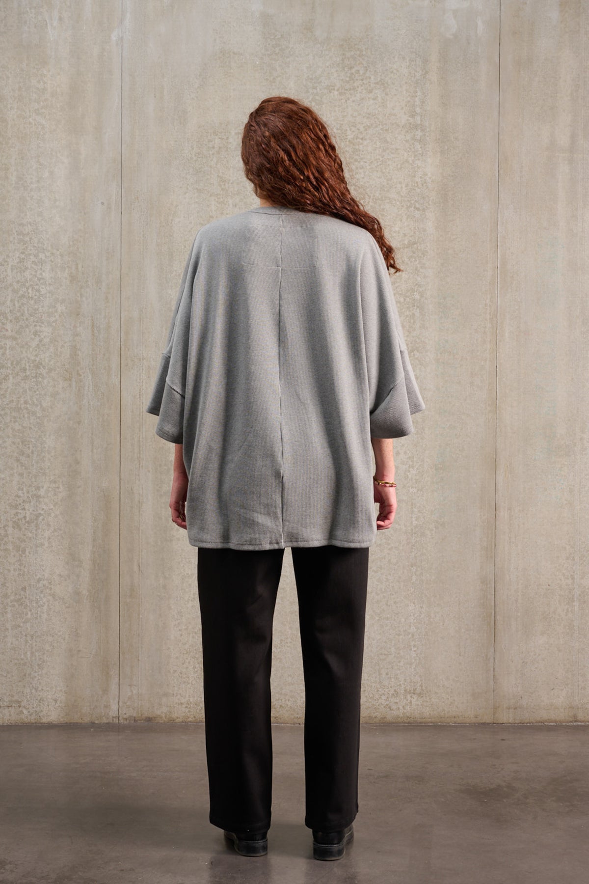 T-shirt oversize à col rond de la marque Aïdama, modèle Haku en jersey côtelé de coton gris chiné. Porté par une mannequin femme et vu de dos.