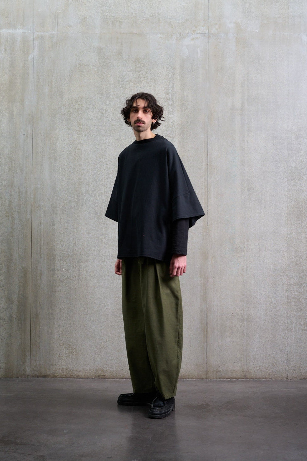 T-shirt oversize à col bateau Haku en coton épais noir de la marque Aïdama. Porté par un mannequin homme et vu de trois quarts.