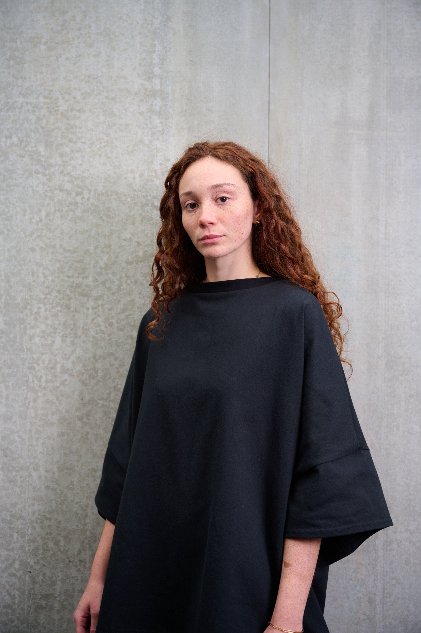 T-shirt oversize à col bateau Haku en coton épais noir de la marque Aïdama. Porté par une mannequin femme et vu de face. 