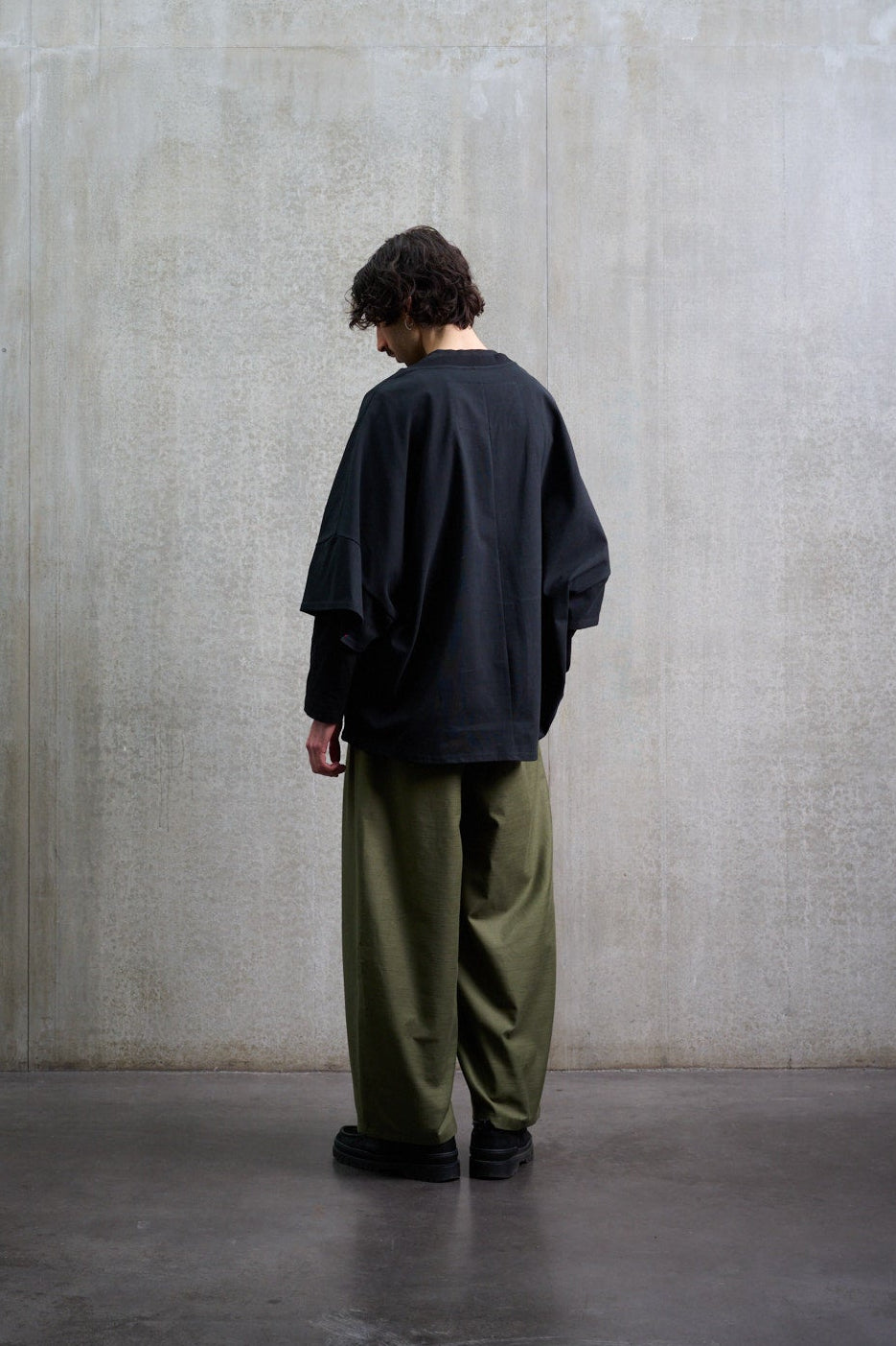 T-shirt oversize à col bateau Haku en coton épais noir de la marque Aïdama. Porté par un mannequin homme et vu de dos.