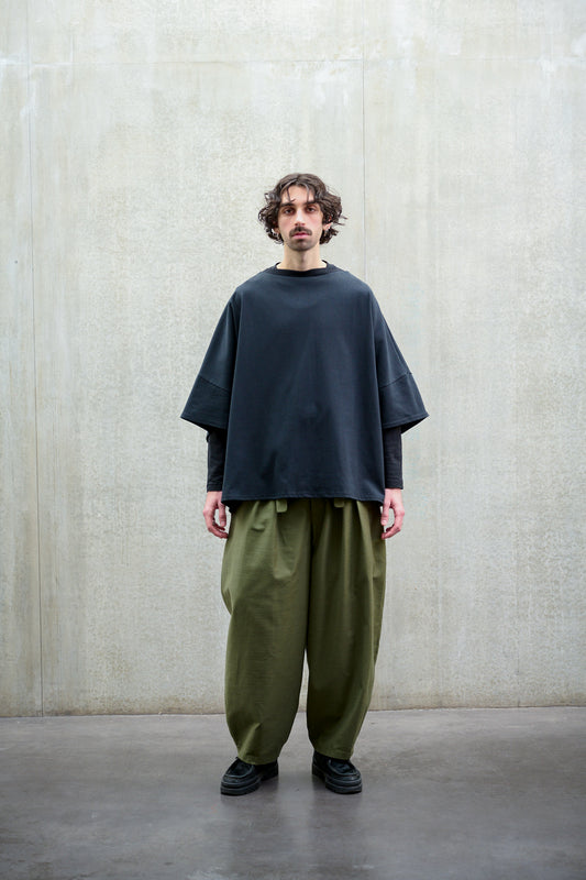 T-shirt oversize à col bateau Haku en coton épais noir de la marque Aïdama. Porté par un mannequin homme et vu de face. 