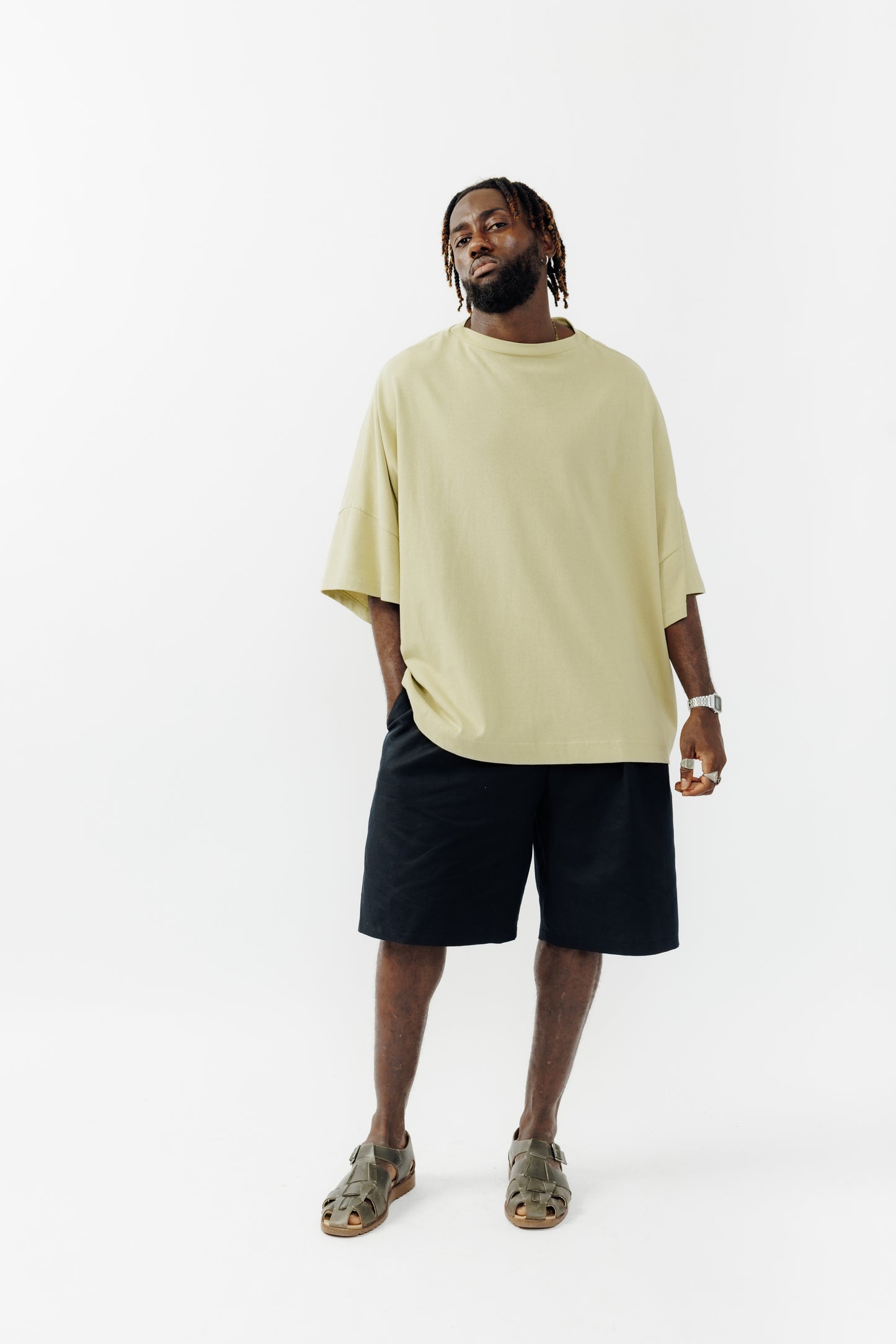 T-shirt oversize à col bateau Haku en coton épais vert sauge de la marque Aïdama. Porté par un mannequin homme et vu de face.