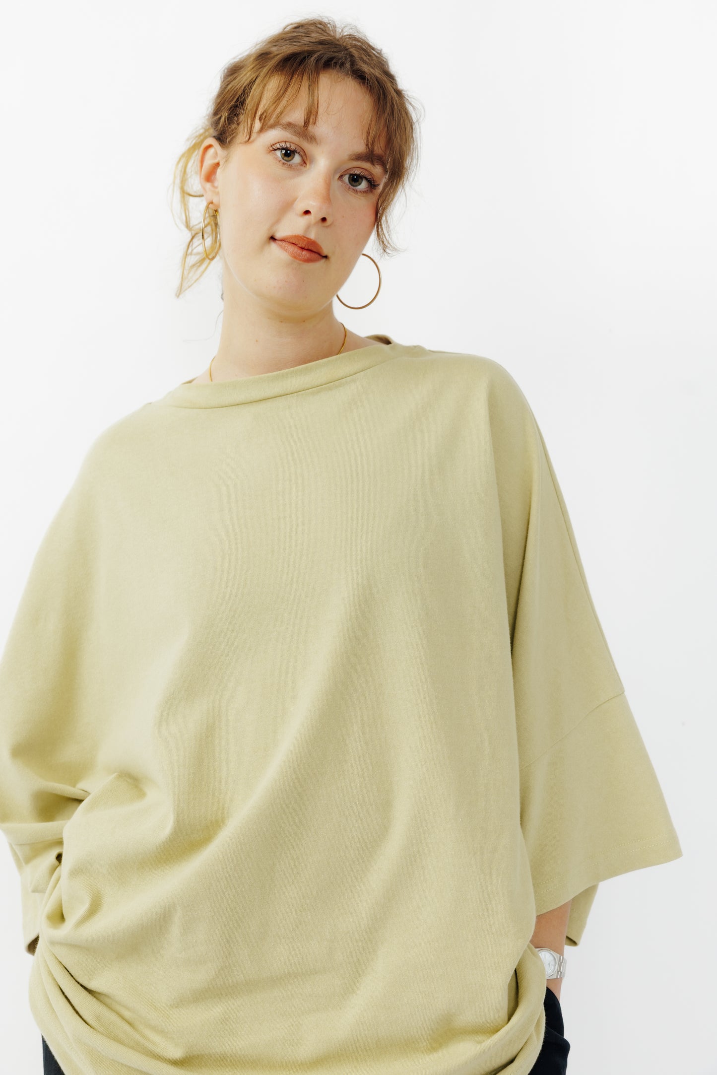 T-shirt oversize à col bateau Haku en coton épais vert sauge de la marque Aïdama. Porté par une mannequin femme et vu de face zoomé.