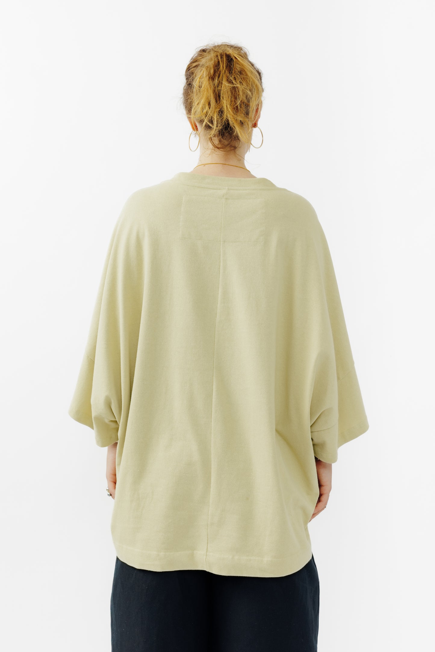 T-shirt oversize à col bateau Haku en coton épais vert sauge de la marque Aïdama. Porté par une mannequin femme et vu de dos.