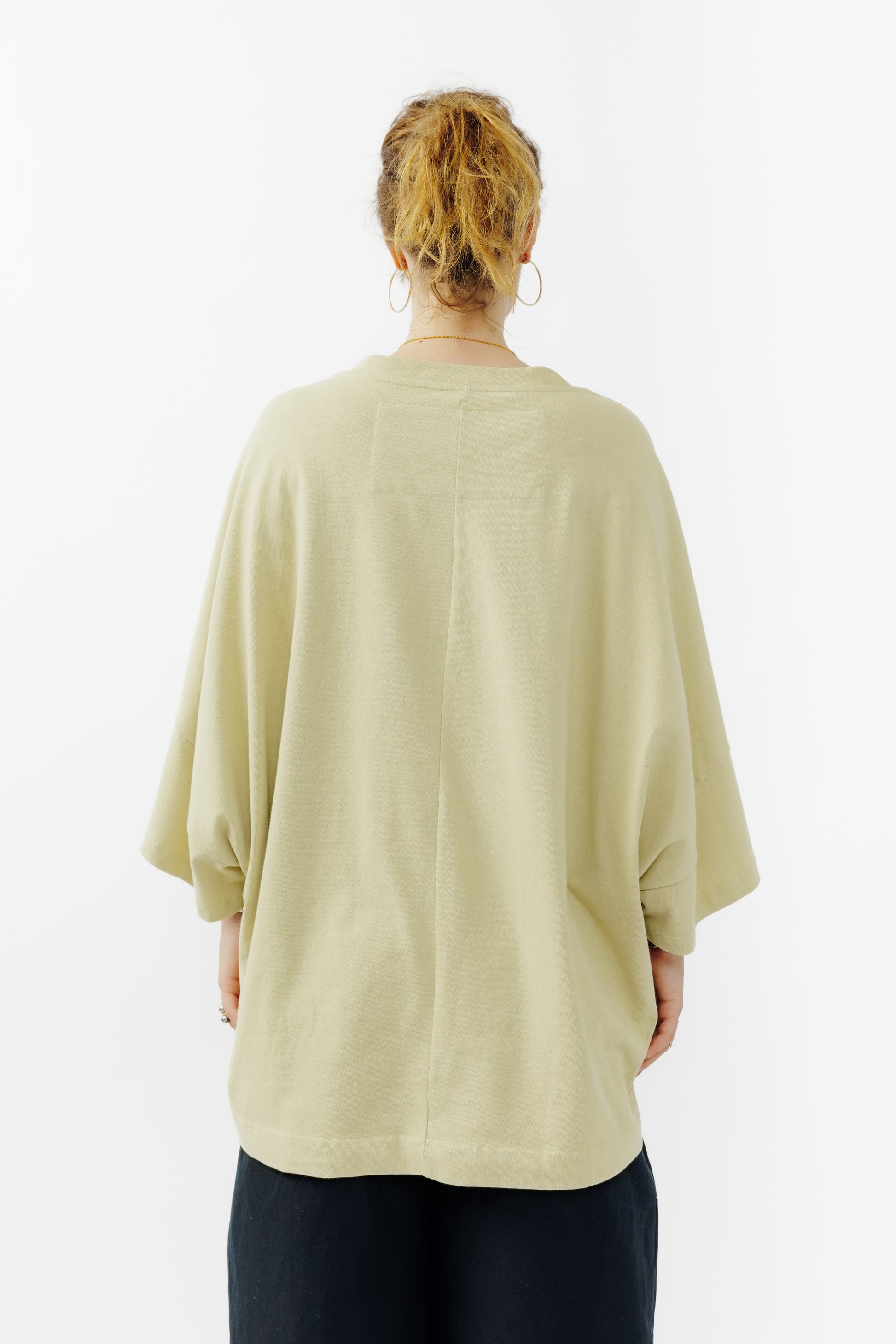T-shirt oversize à col bateau Haku en coton épais vert sauge de la marque Aïdama. Porté par une mannequin femme et vu de dos.