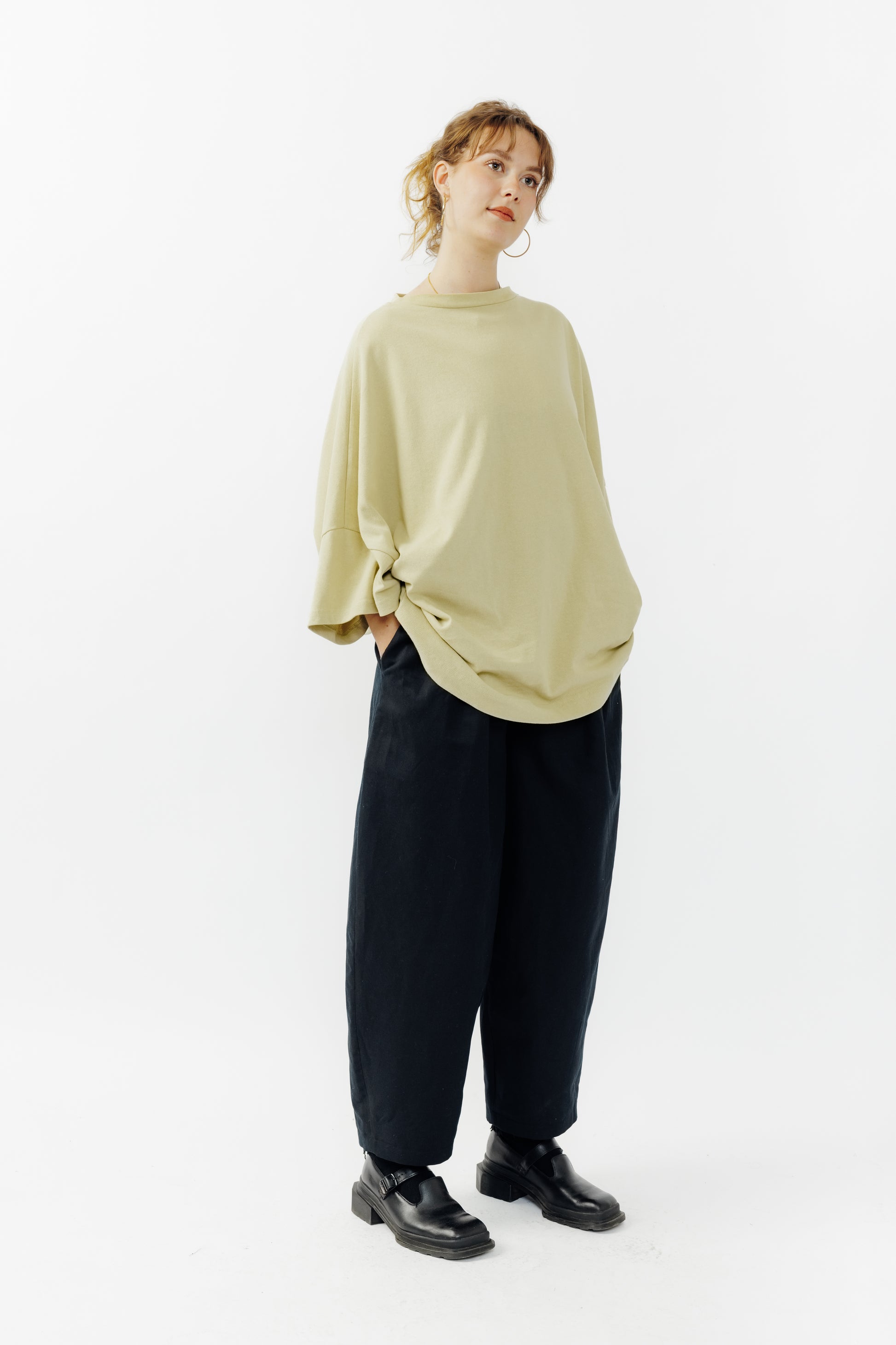 T-shirt oversize à col bateau Haku en coton épais vert sauge de la marque Aïdama. Porté par une mannequin femme et vu de face.