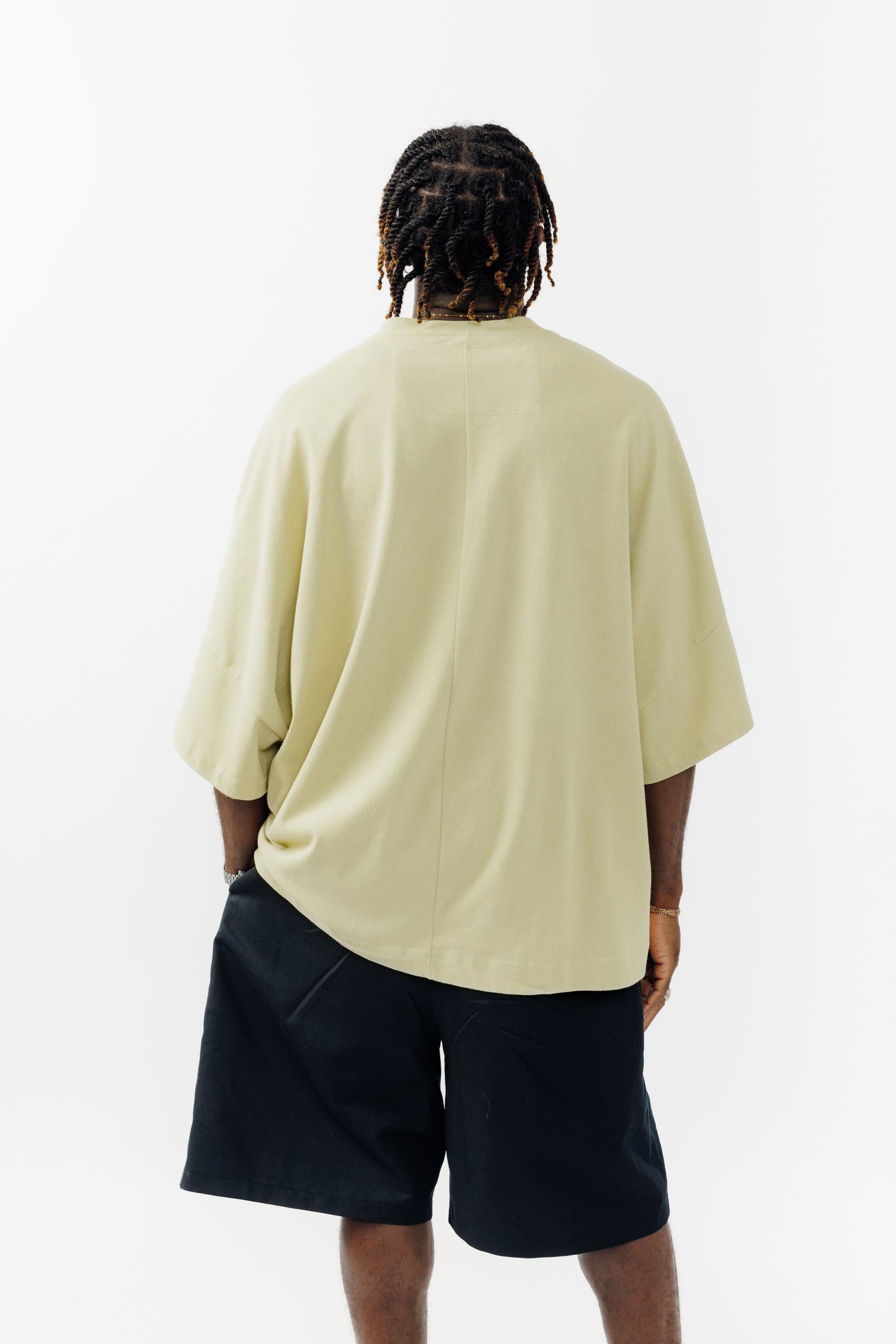 T-shirt oversize à col bateau Haku en coton épais vert sauge de la marque Aïdama. Porté par un mannequin homme et vu de dos.