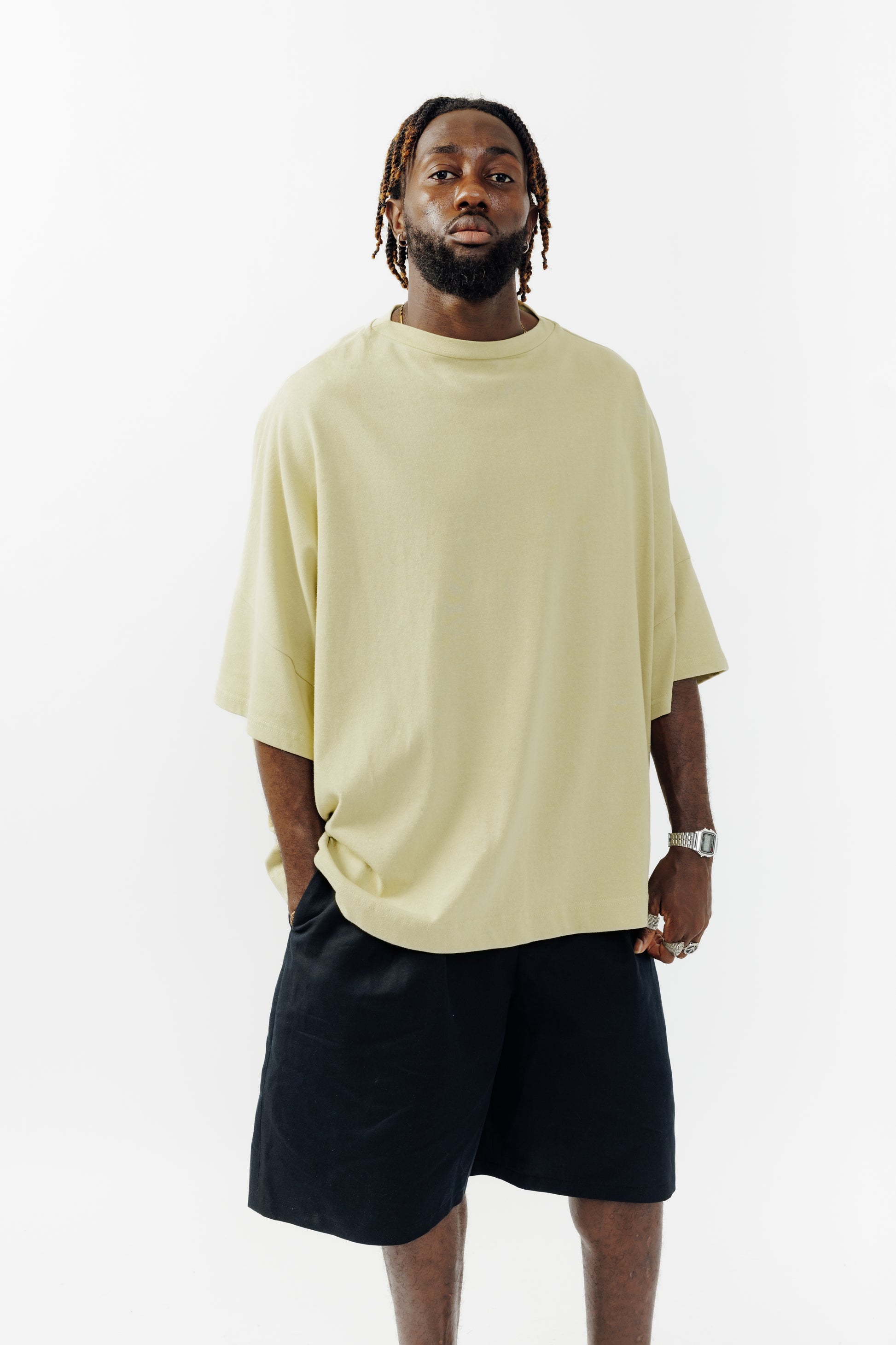 T-shirt oversize à col bateau Haku en coton épais vert sauge de la marque Aïdama. Porté par un mannequin homme et vu de face. 