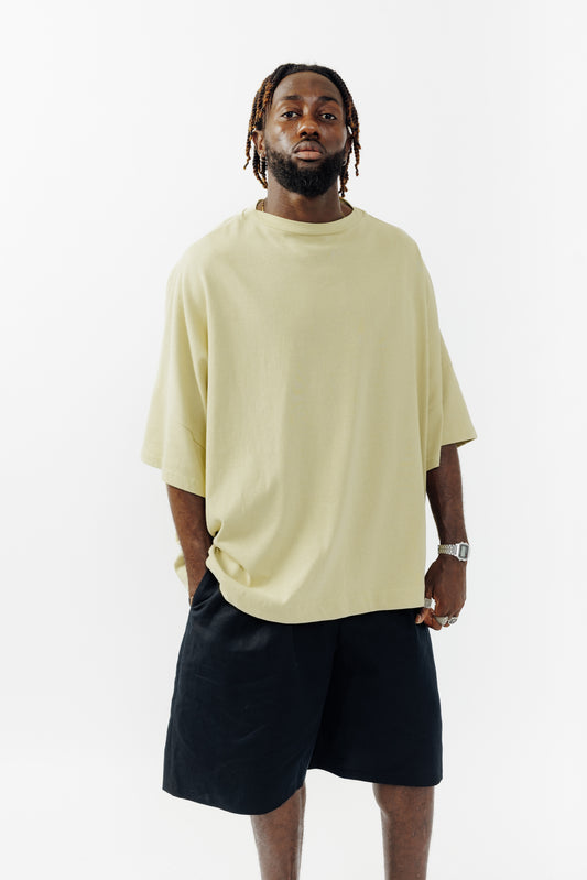T-shirt oversize à col bateau Haku en coton épais vert sauge de la marque Aïdama. Porté par un mannequin homme et vu de face. 
