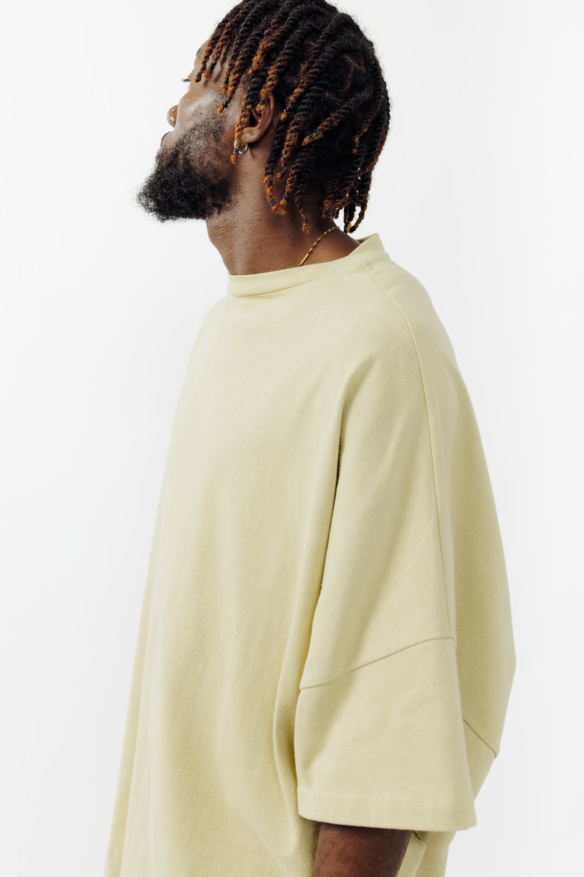 T-shirt oversize à col bateau Haku en coton épais vert sauge de la marque Aïdama. Porté par un mannequin homme et vu de profil.