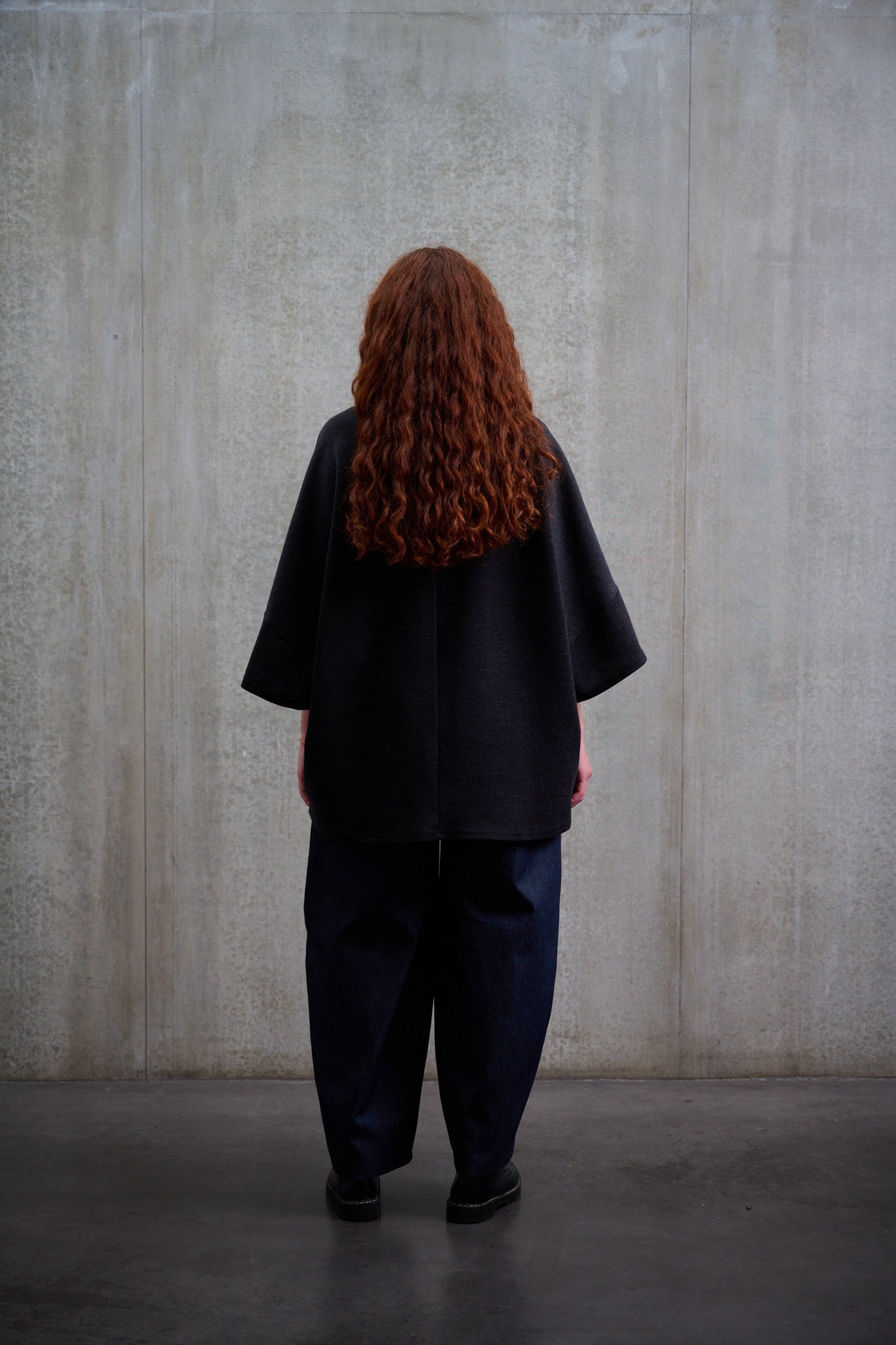 T-shirt oversize à col bateau Haku en laine gris quartz chiné de la marque Aïdama. Porté par une mannequin femme et vu de dos.