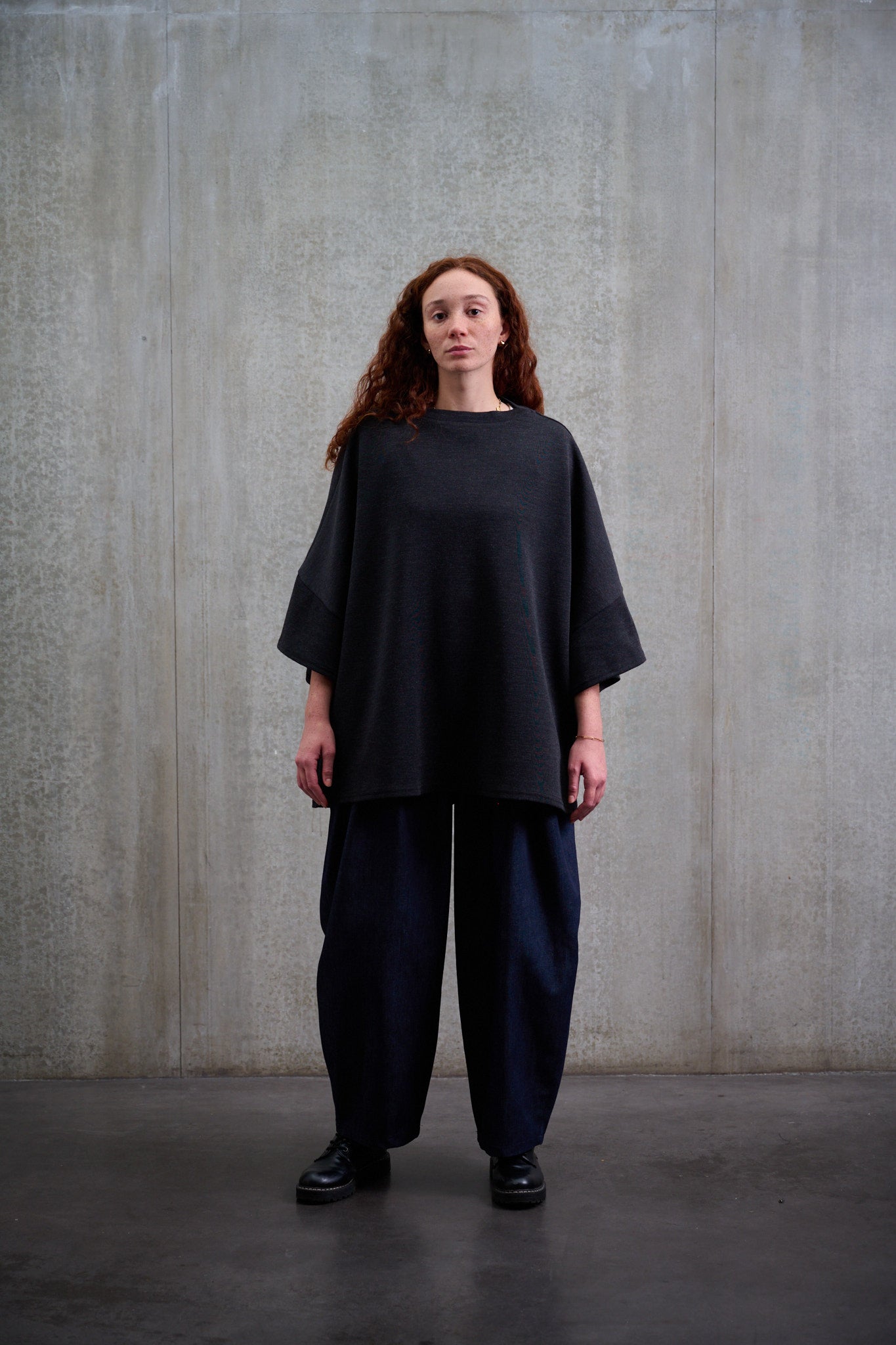 T-shirt oversize à col bateau Haku en laine gris quartz chiné de la marque Aïdama. Porté par une mannequin femme et vu de face. 