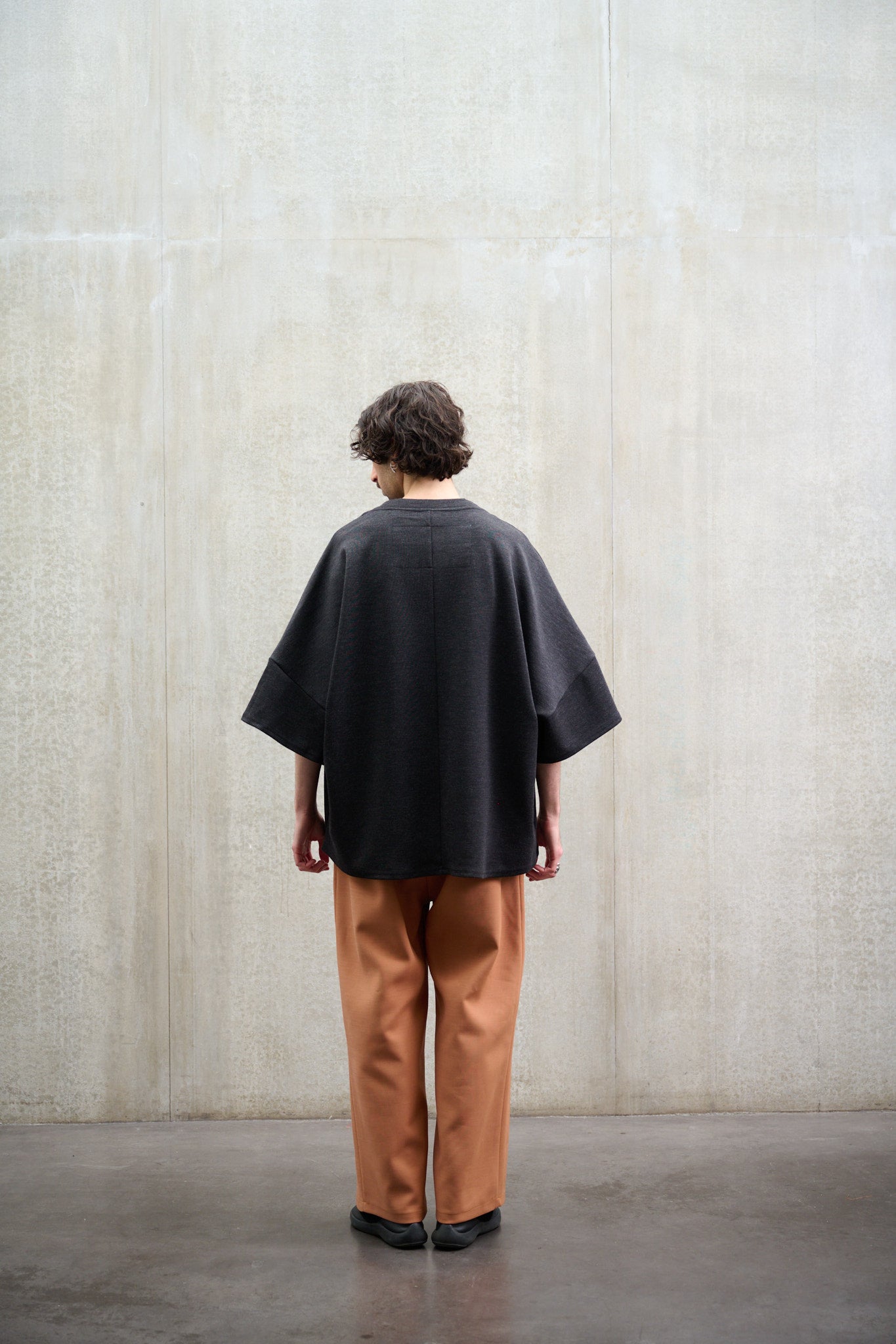 T-shirt oversize à col bateau Haku en laine gris quartz chiné de la marque Aïdama. Porté par un mannequin homme et vu de dos.