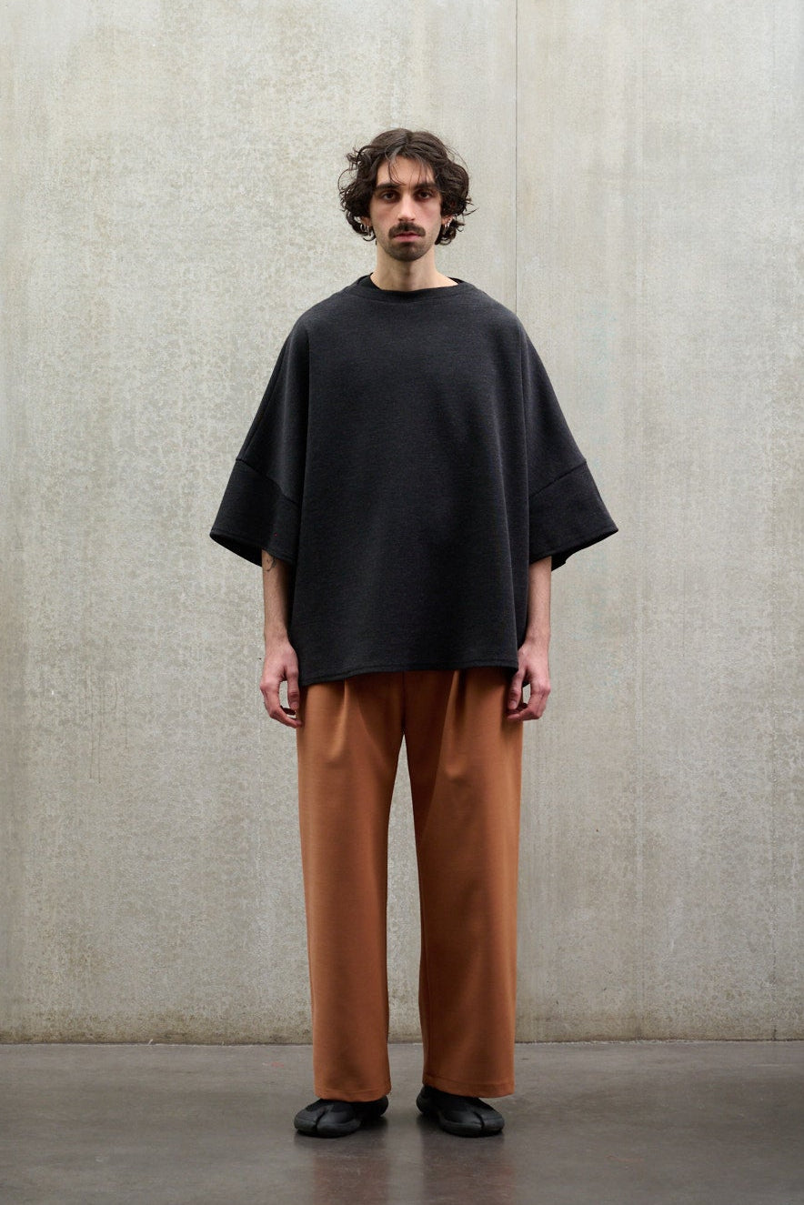 T-shirt oversize à col bateau Haku en laine gris quartz chiné de la marque Aïdama. Porté par un mannequin homme et vu de face. 
