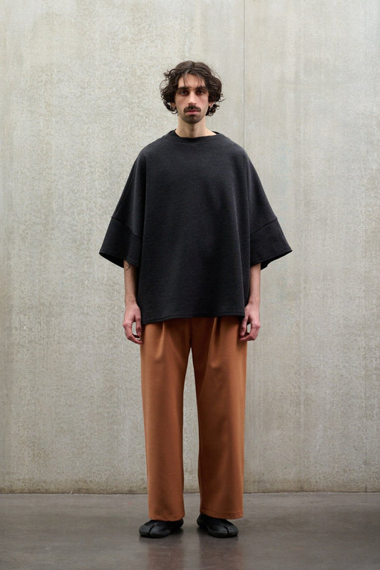 T-shirt oversize à col bateau Haku en laine gris quartz chiné de la marque Aïdama. Porté par un mannequin homme et vu de face. 