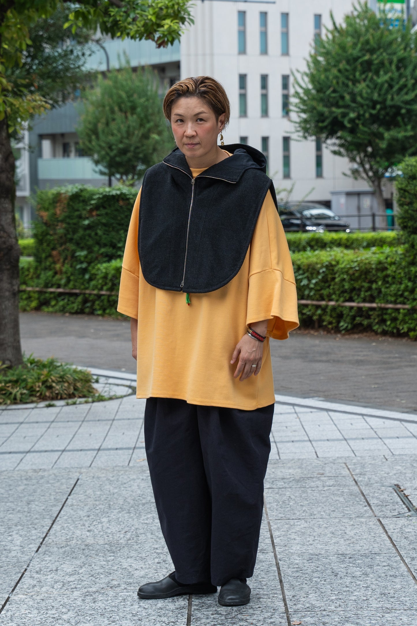 T-shirt oversize à col bateau Haku en laine jaune de la marque Aïdama. Porté par une mannequin femme et vu de face.