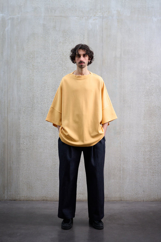 T-shirt oversize à col bateau Haku en laine jaune de la marque Aïdama. Porté par un mannequin homme et vu de face.
