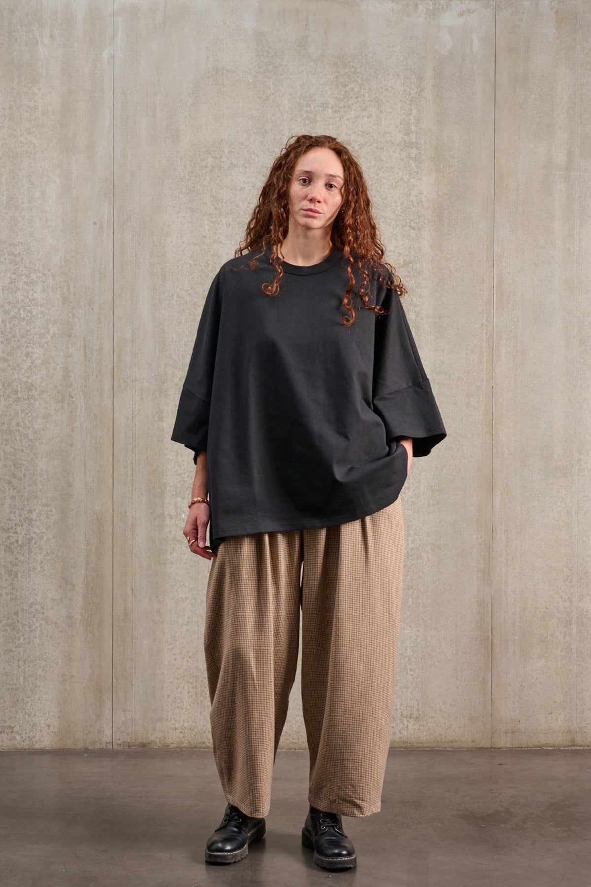 T-shirt oversize à col rond de la marque Aïdama, modèle Haku en jersey de coton noir. Porté par une mannequin femme et vu de face.