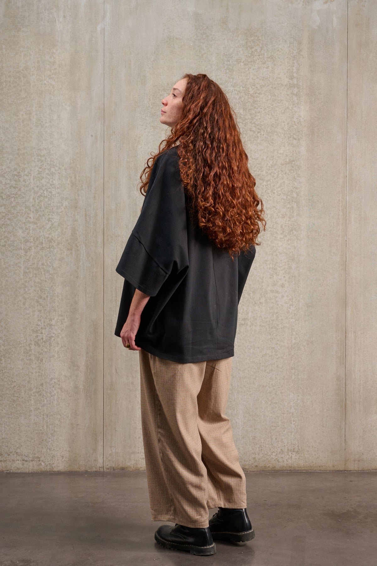 T-shirt oversize à col rond de la marque Aïdama, modèle Haku en jersey de coton noir. Porté par une mannequin femme et vu de dos.