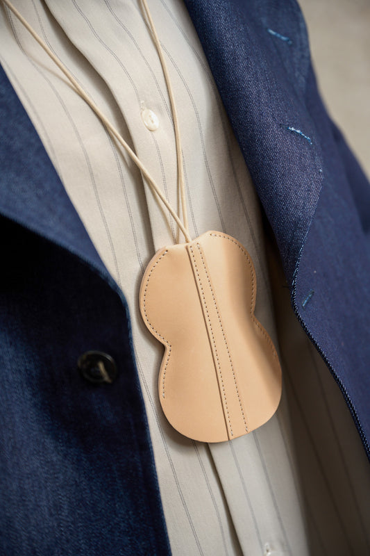 Tour de cou porte-cartes et porte-clés Hyotan en cuir de vachette beige. Porté sur une chemise rayé et vue zoomée.