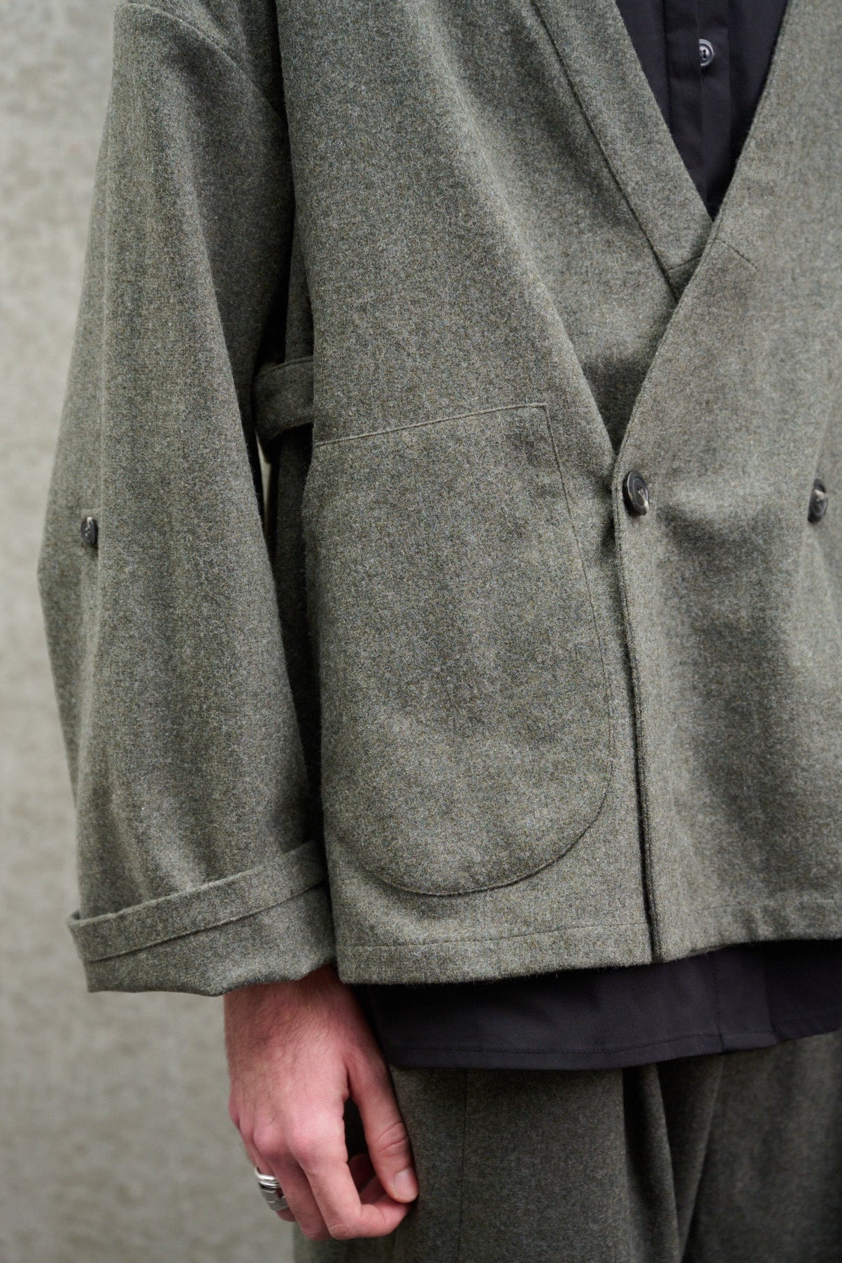 Veste croisée oversize à col kimono en flanelle de laine gris chiné, zoom sur la poche et la manche.