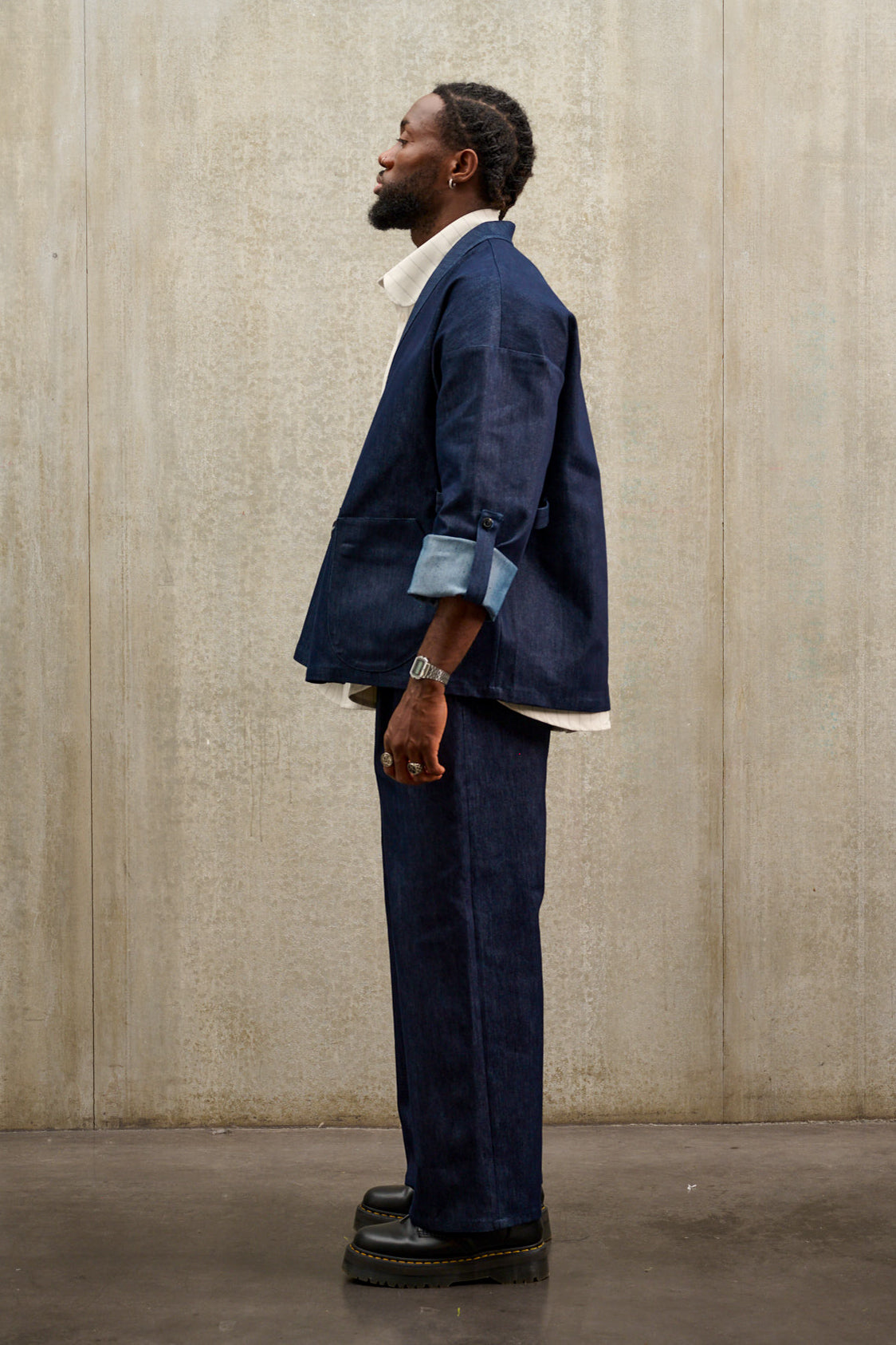 Veste à col kimono Aïdama, modèle Samue en denim brut, portée par un mannequin homme et vue de profil.
