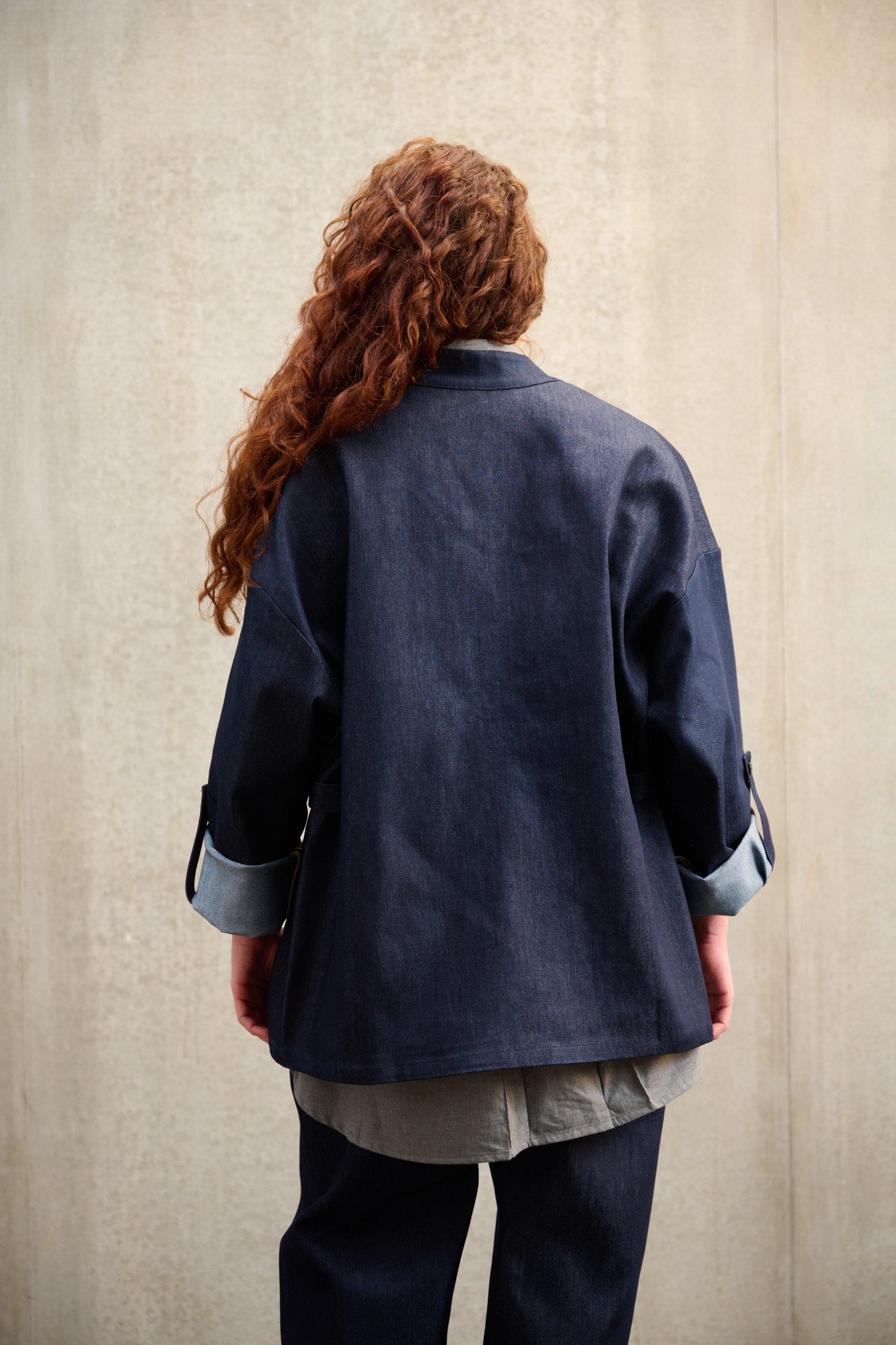 Veste à col kimono Aïdama modèle samue en denim brut. Portée par une mannequin femme et vue de dos.