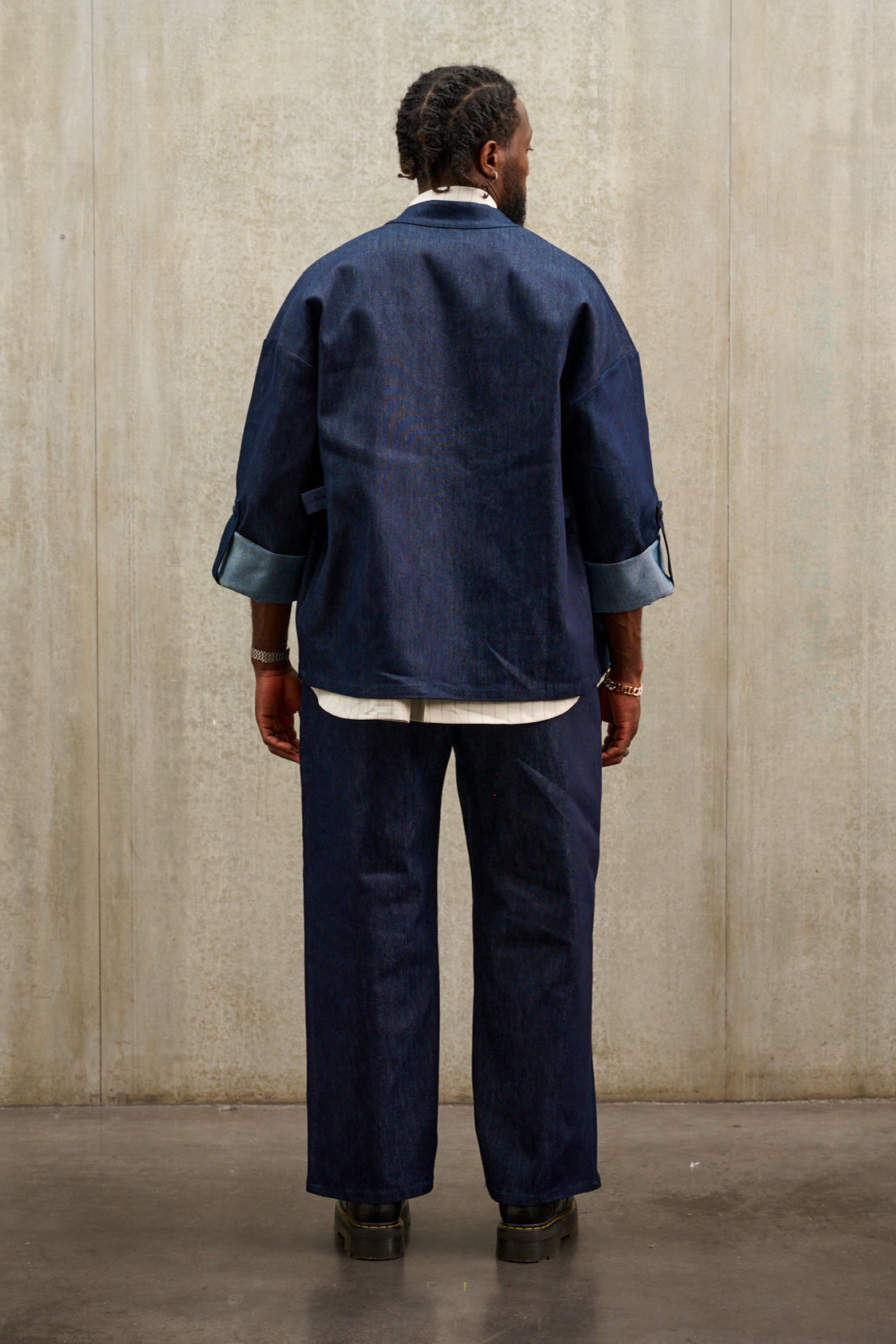 Veste à col kimono Aïdama, modèle samue en denim brut. Portée par un mannequin homme et vue de dos.