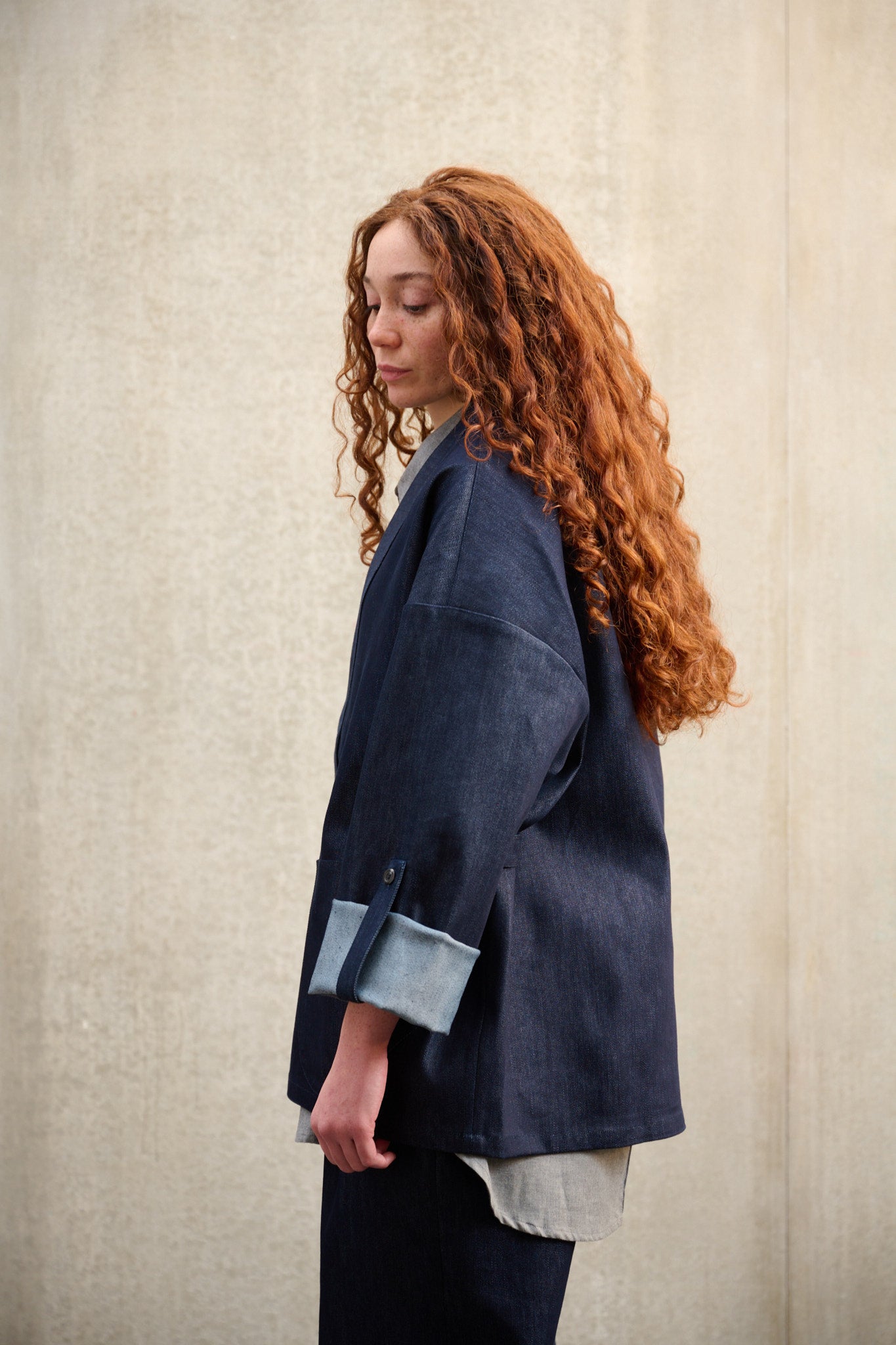 Veste à col kimono Aïdama, modèle Samue en denim brut, portée par une mannequin femme et vue de profil.