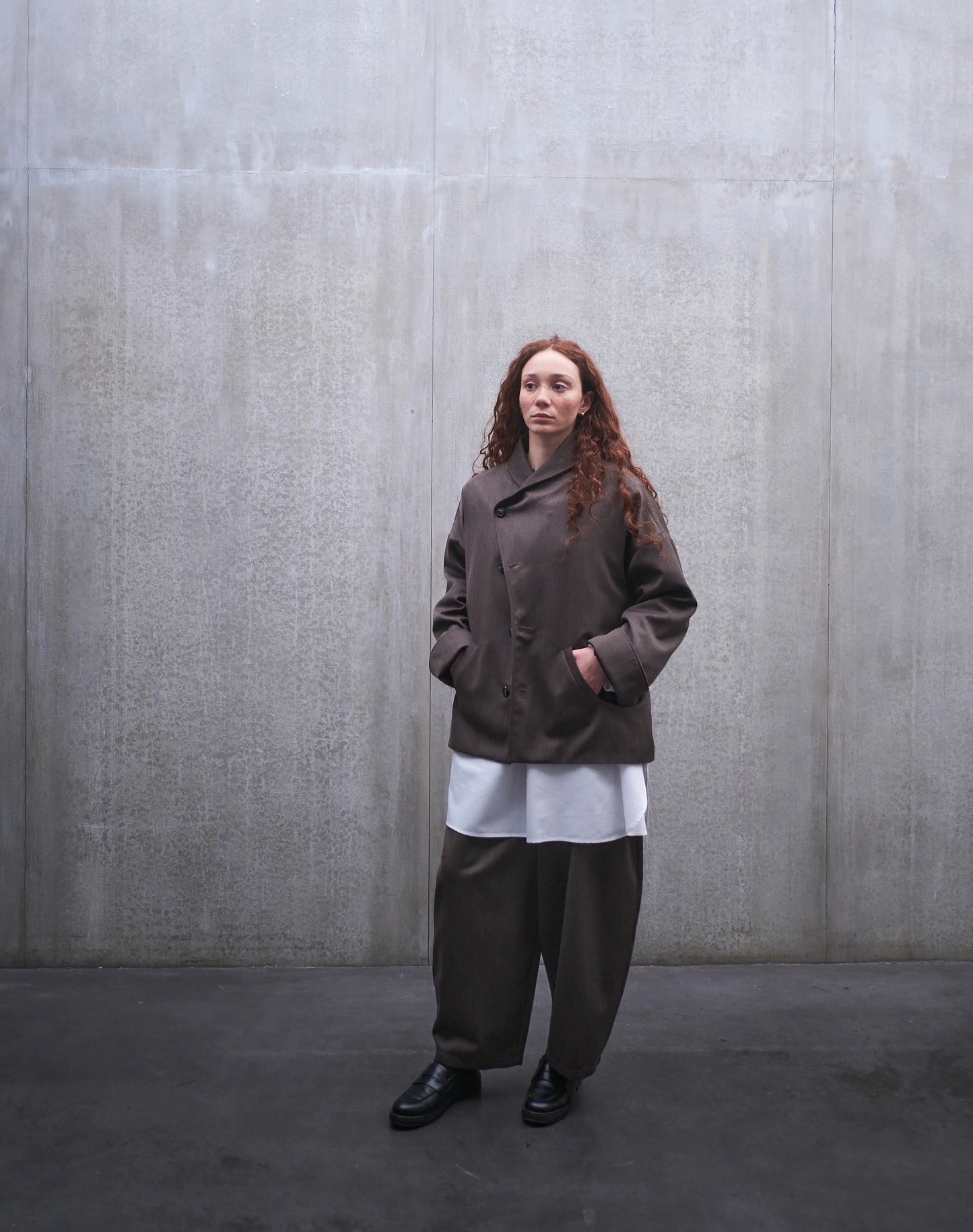 Veste oversize Aïdama, modèle Gunbai en laine froide marron chiné. Portée fermée par une mannequin femme et vue de face.