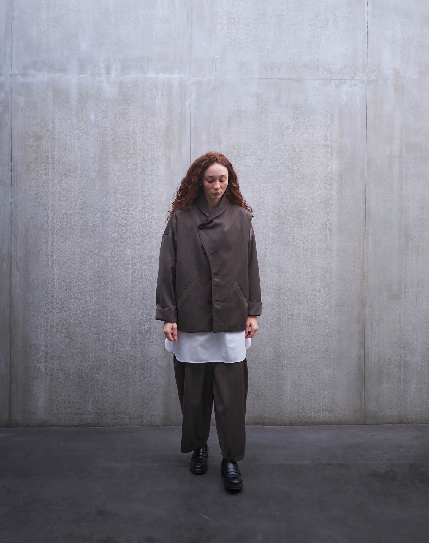 Veste oversize Aïdama, modèle Gunbai en laine froide marron chiné. Portée fermée par une mannequin femme et vue de face.