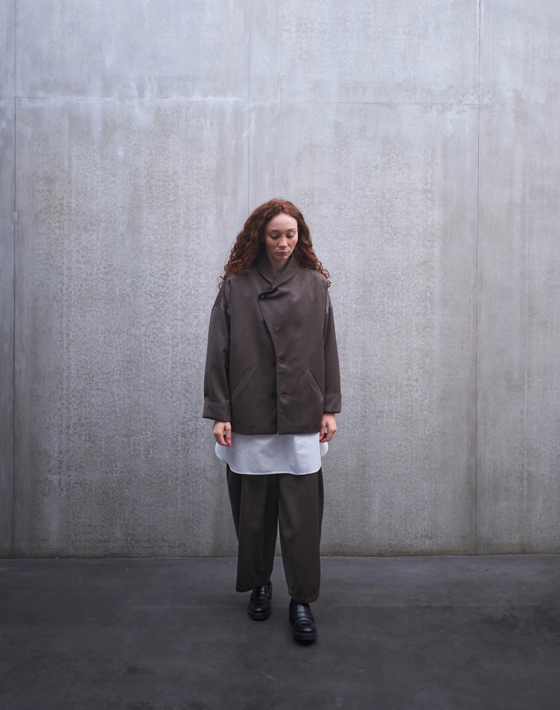Veste oversize Aïdama, modèle Gunbai en laine froide marron chiné. Portée fermée par une mannequin femme et vue de face.