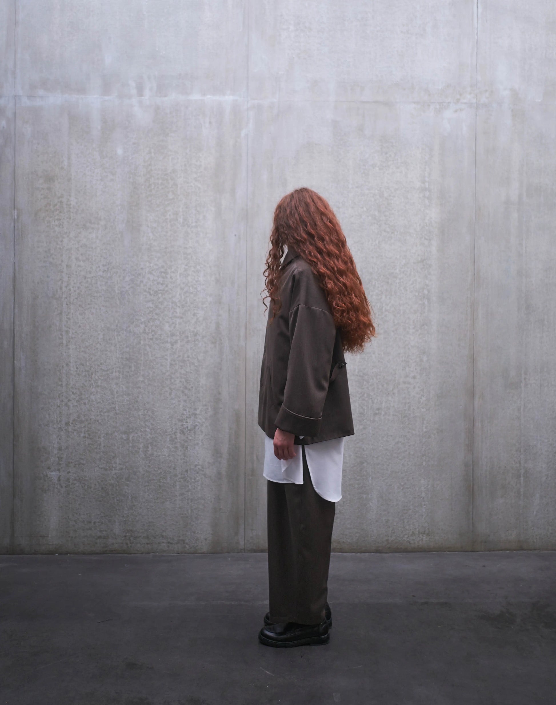 Veste oversize Aïdama, modèle Gunbai en laine froide marron chiné. Portée fermée par une mannequin femme et vue de profil.